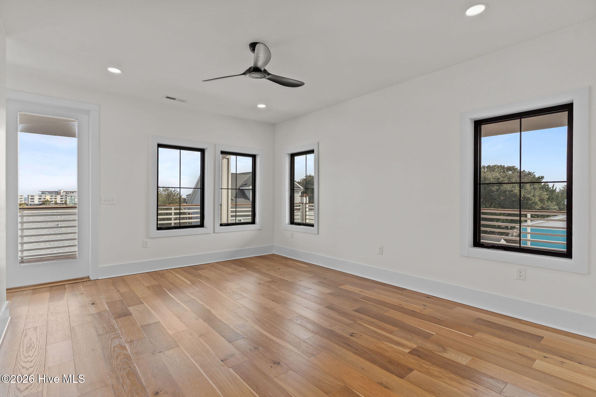 100553287 | Photo 59