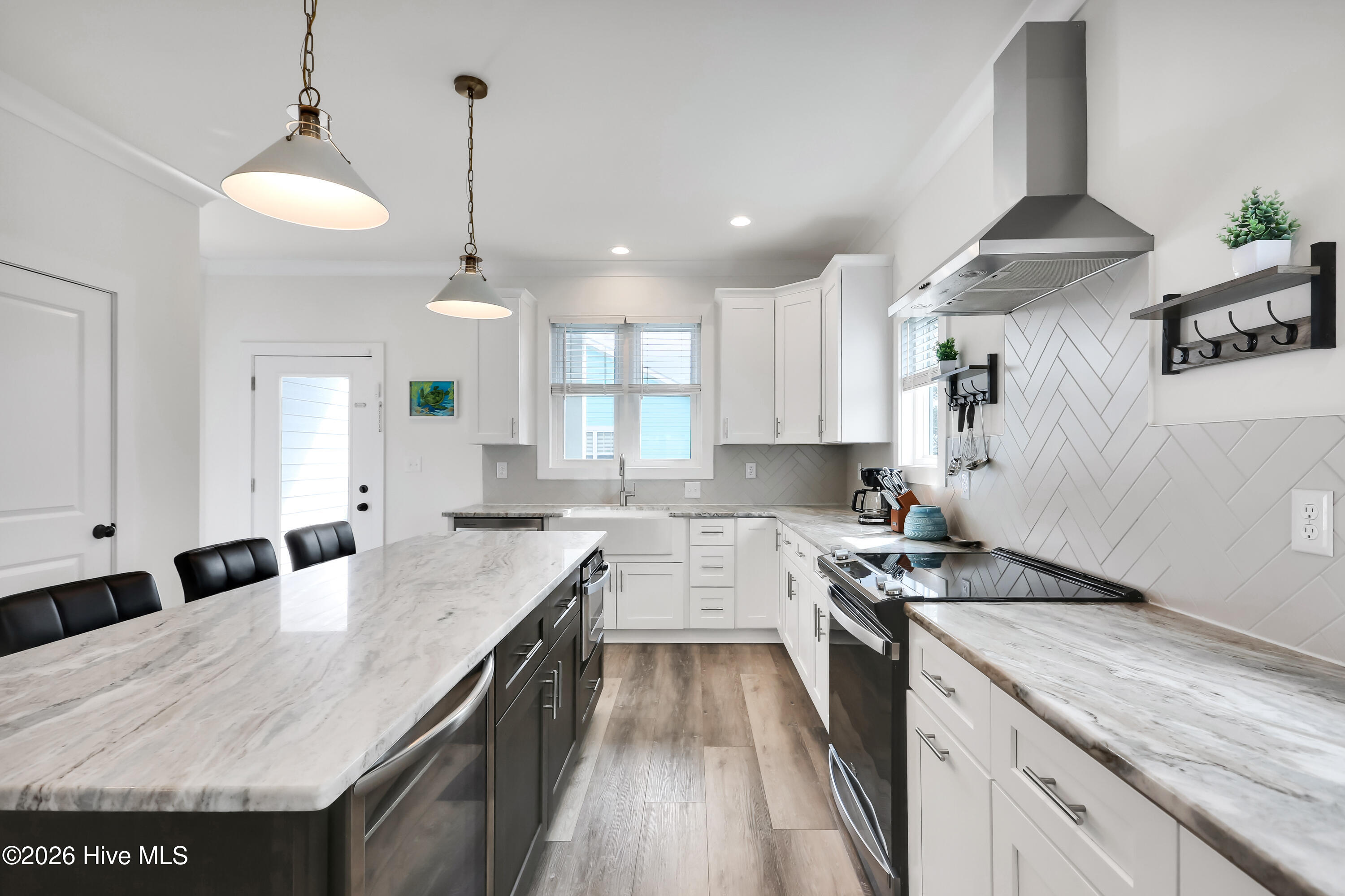 100557006 | Photo 26