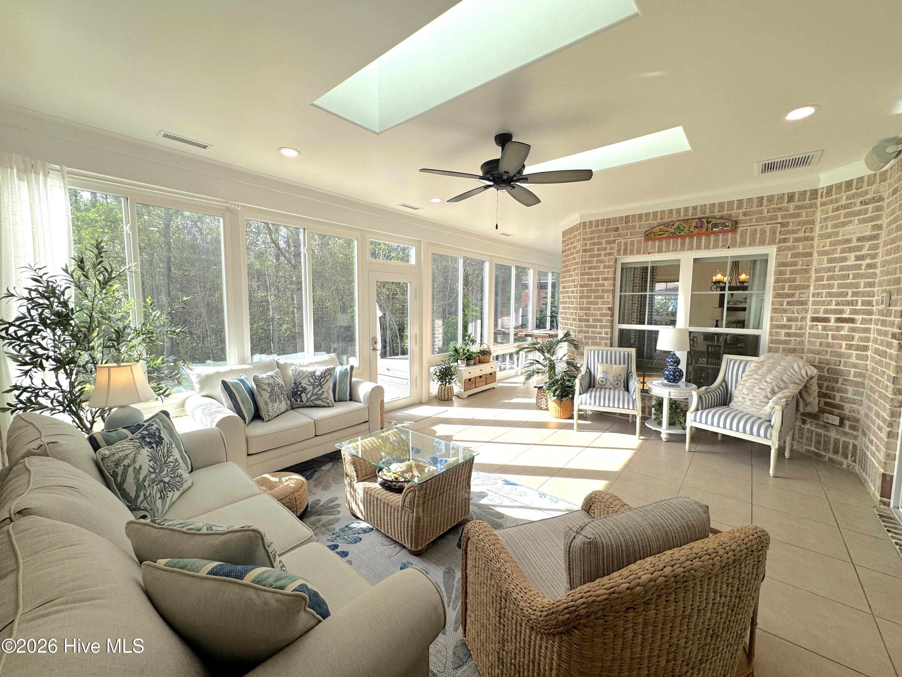 100564015 | Photo 16