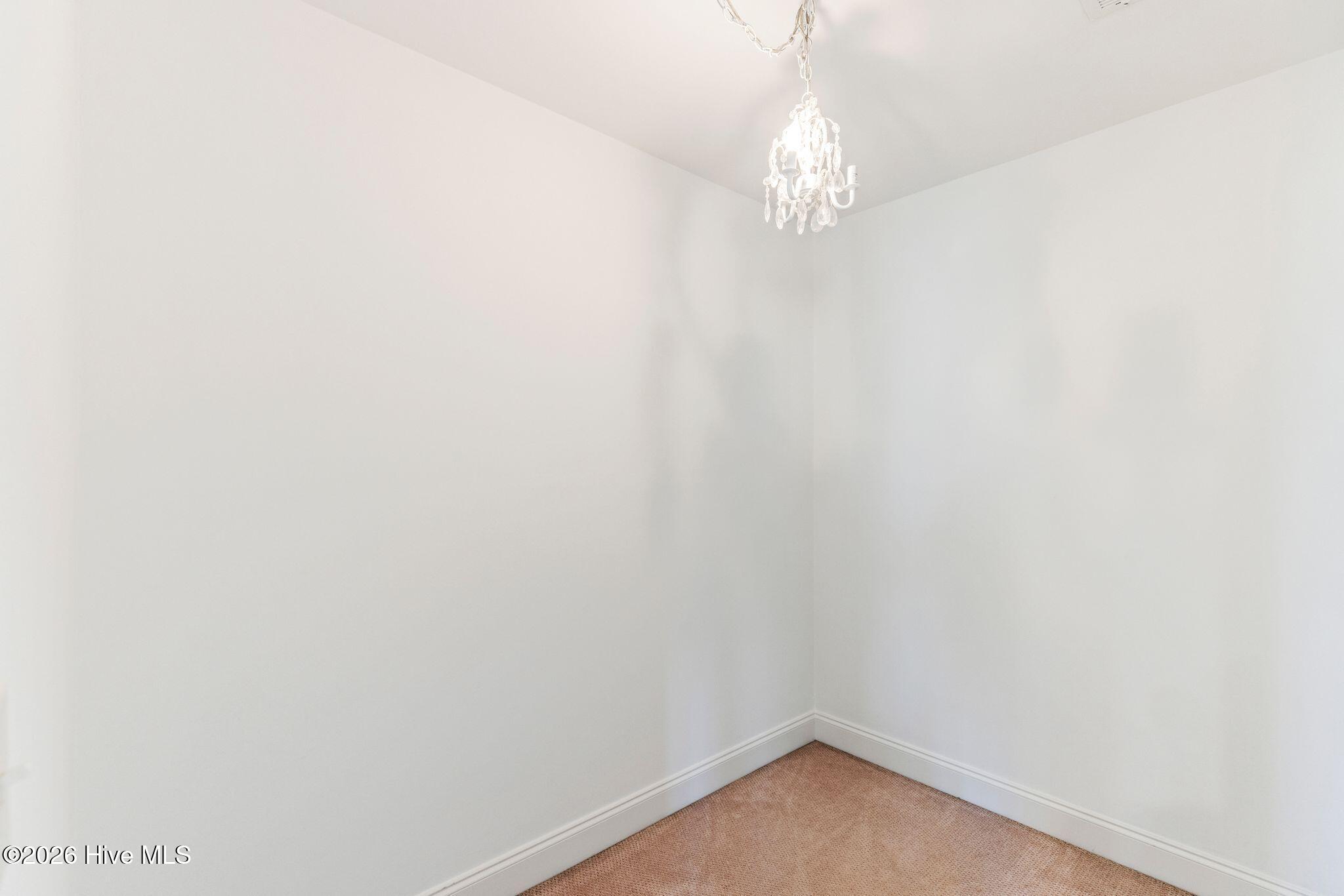 100560146 | Photo 32