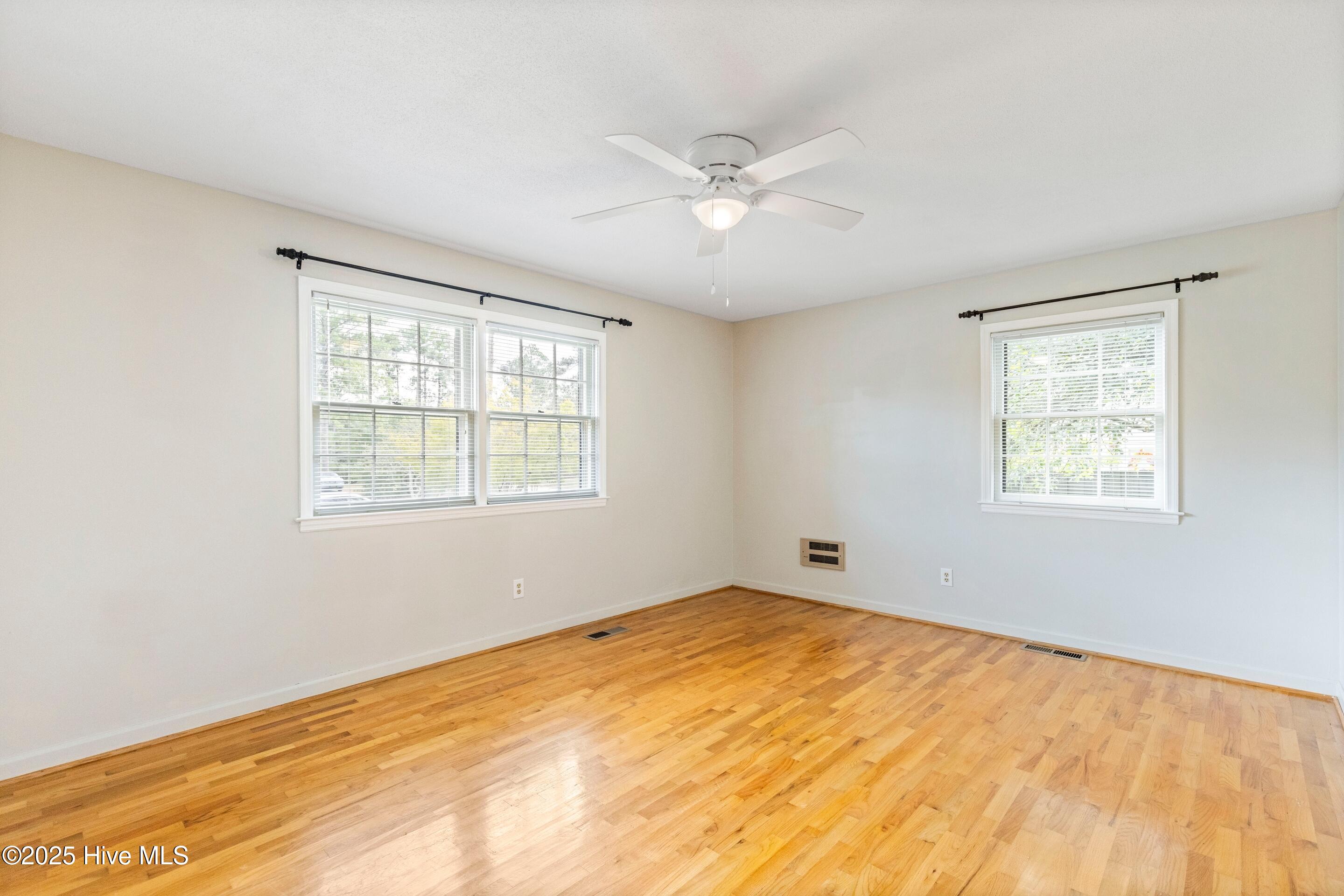 100534850 | Photo 16