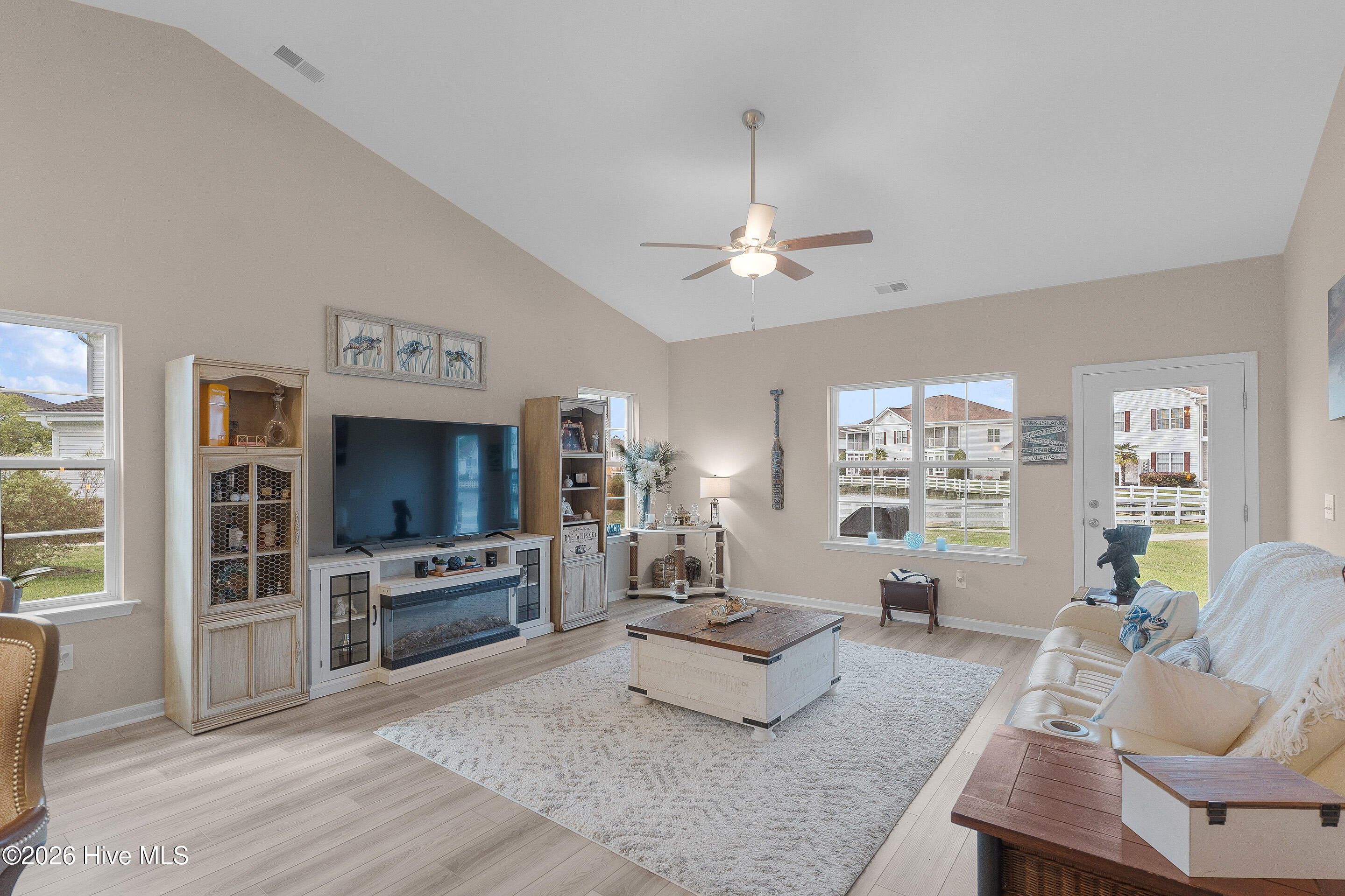 100561089 | Photo 12