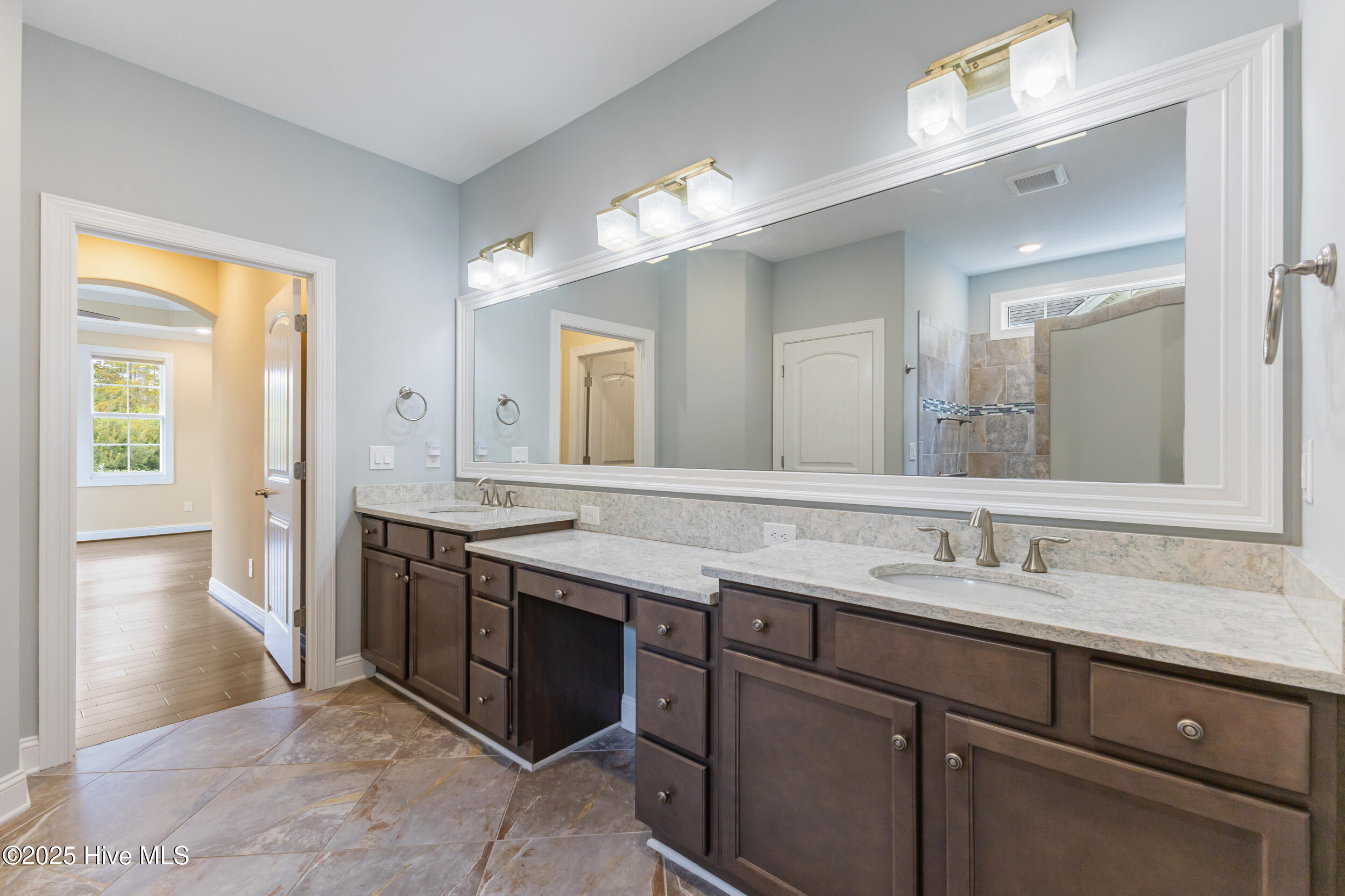 100534390 | Photo 35