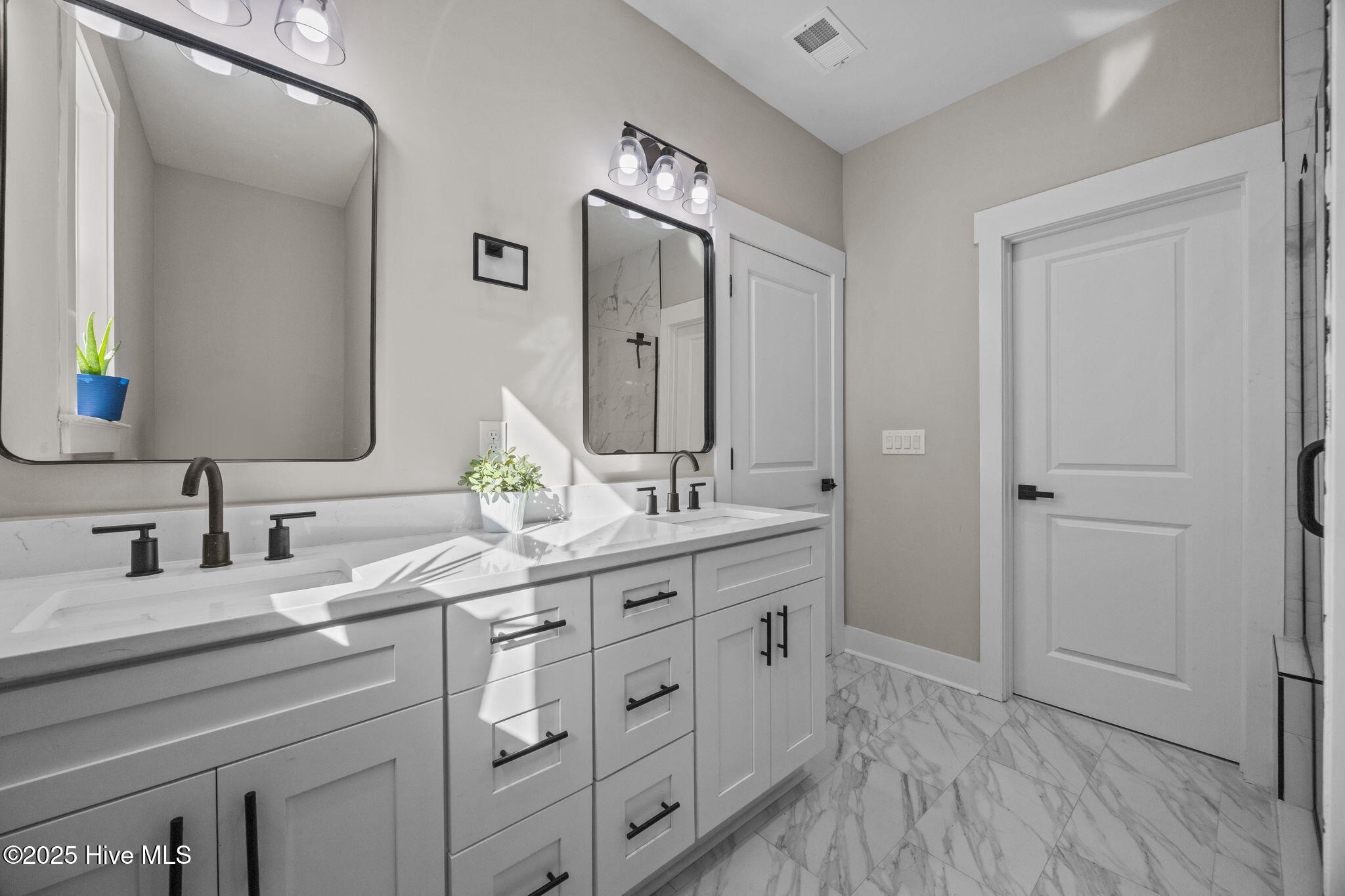 100543028 | Photo 21