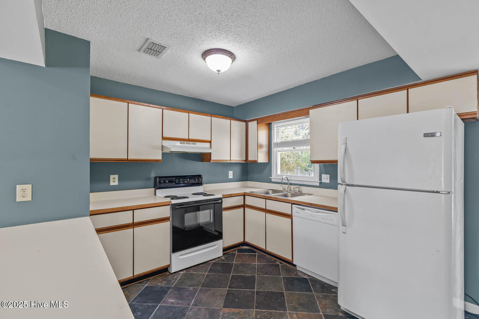 100540593 | Photo 16