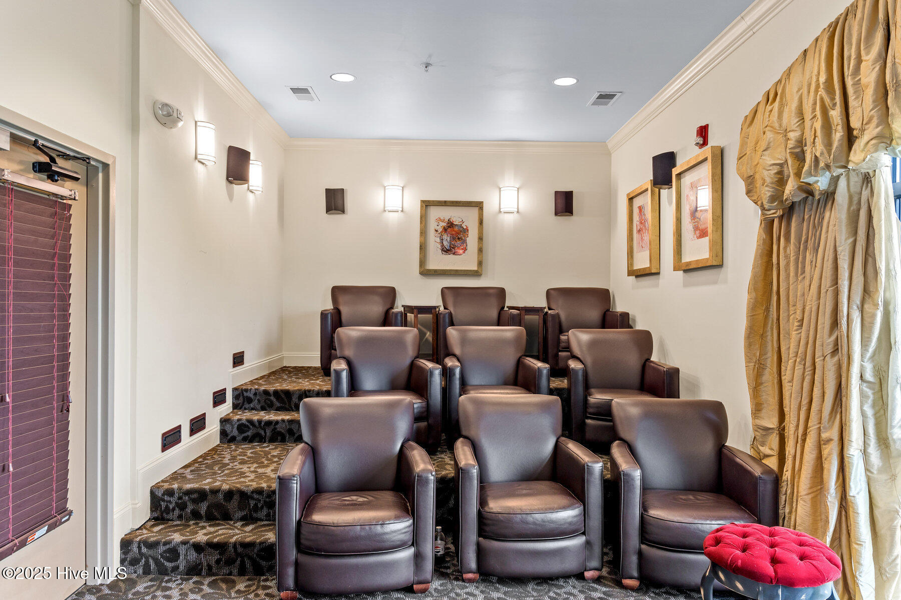 100518149 | Photo 34