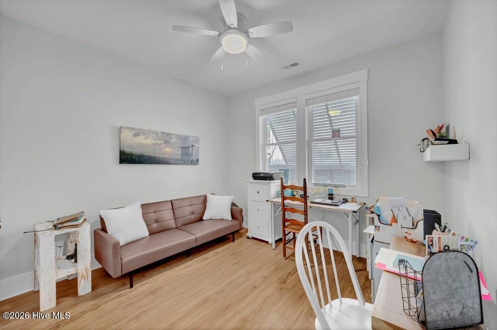 100561584 | Photo 22