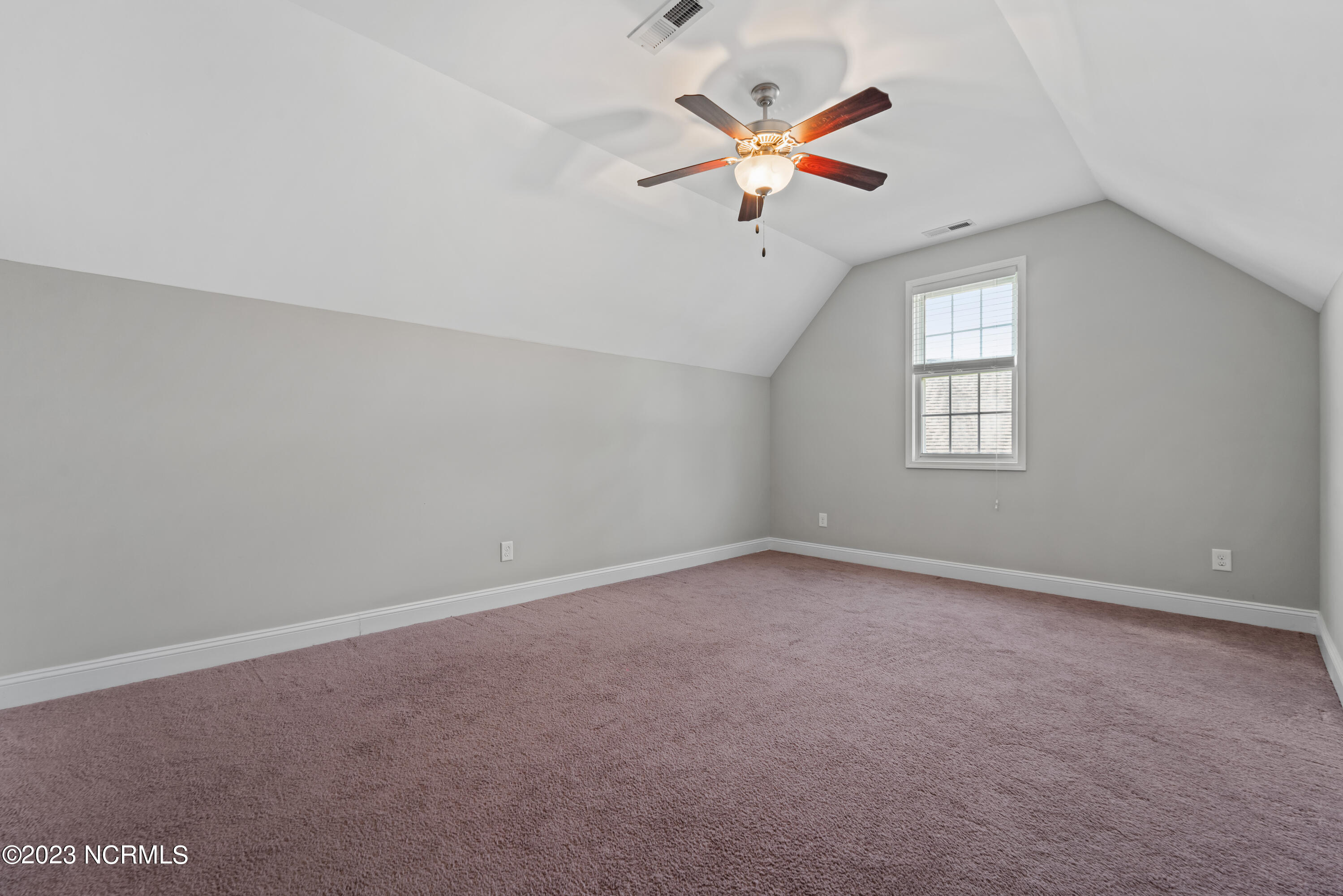 100570623 | Photo 13