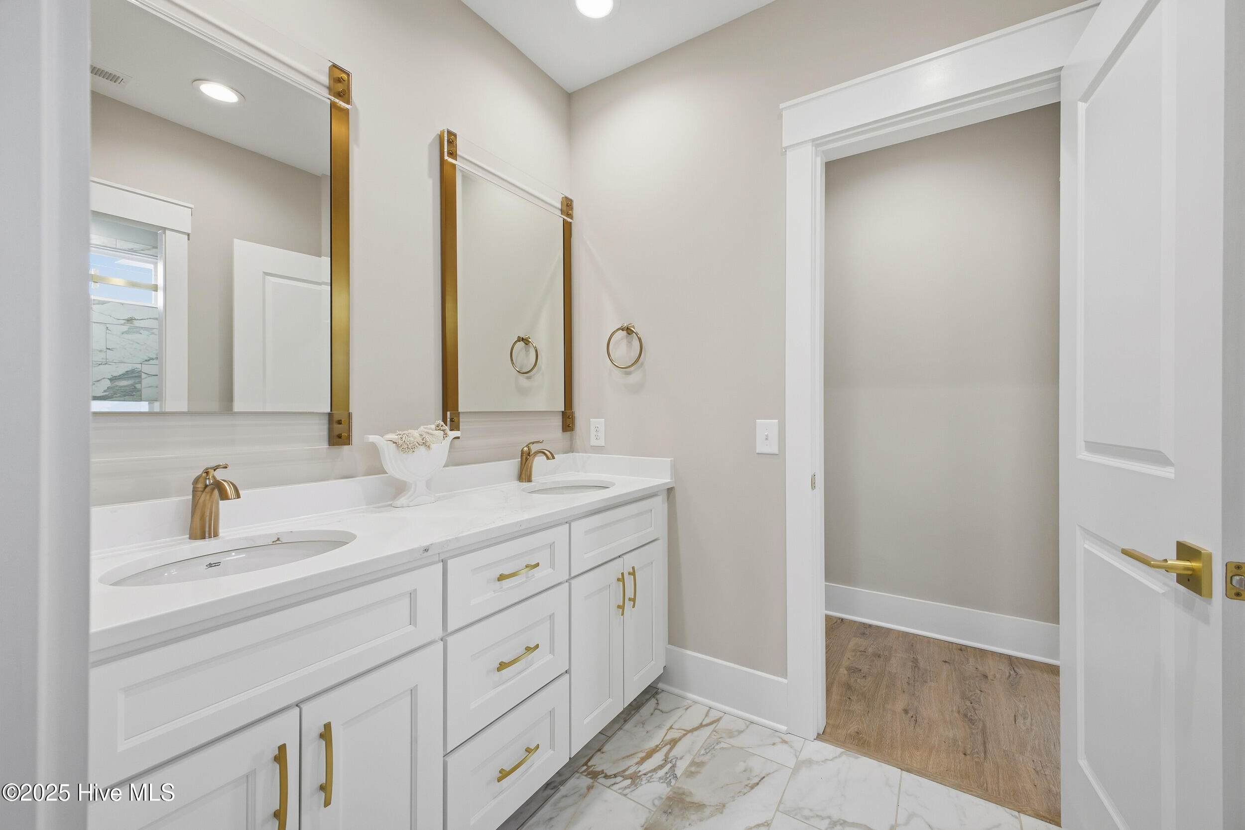 100540842 | Photo 47