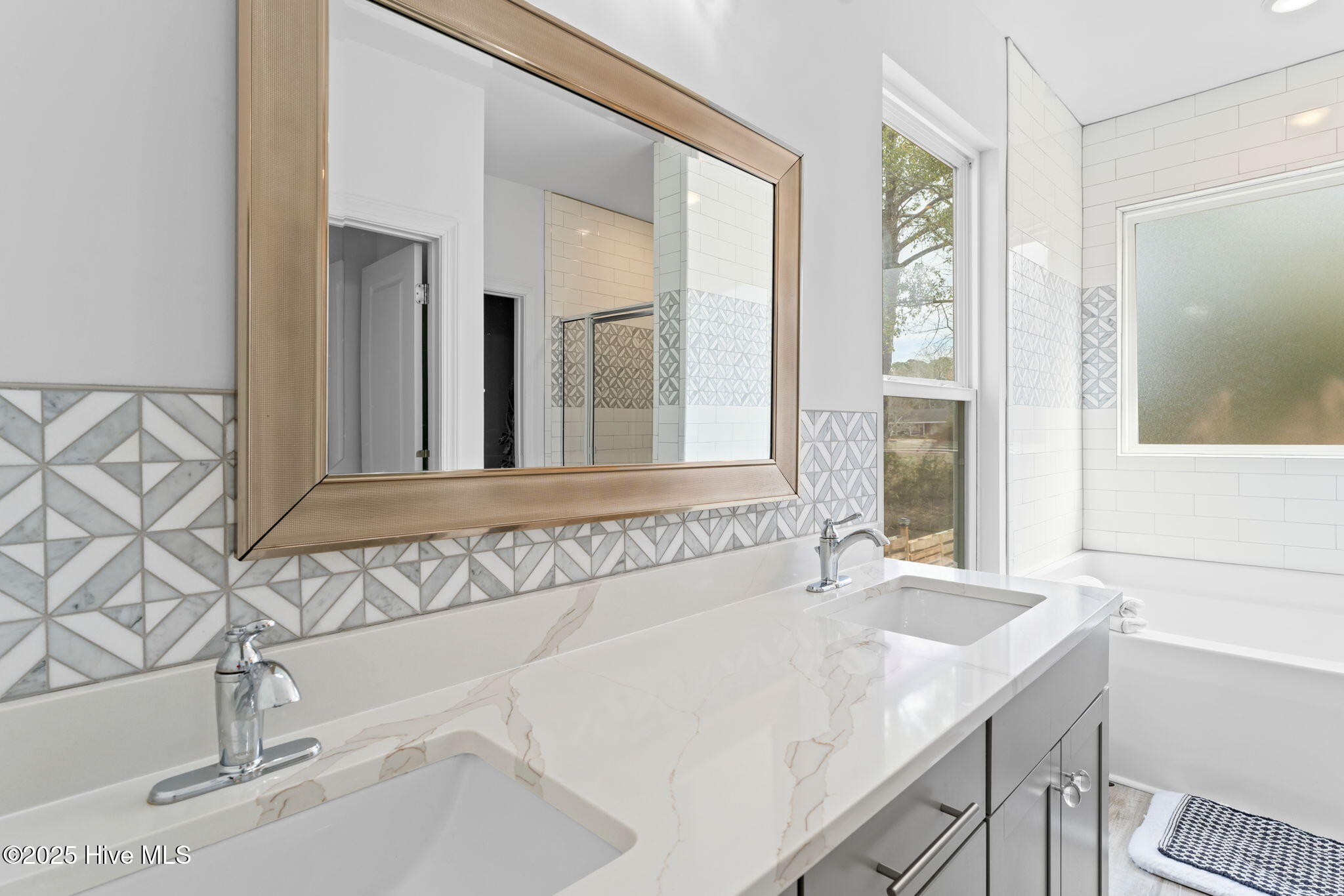 100528338 | Photo 26