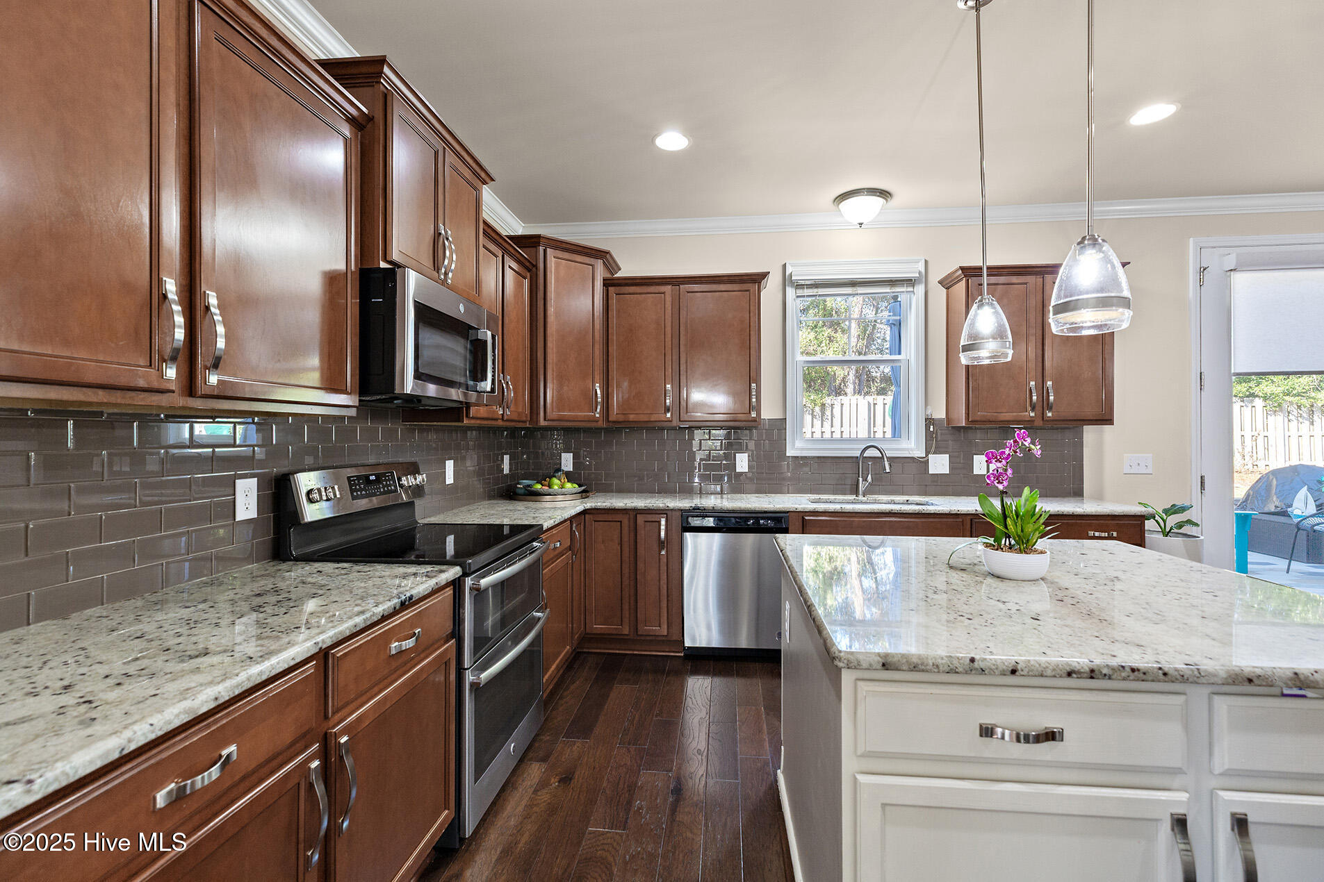 100531047 | Photo 15