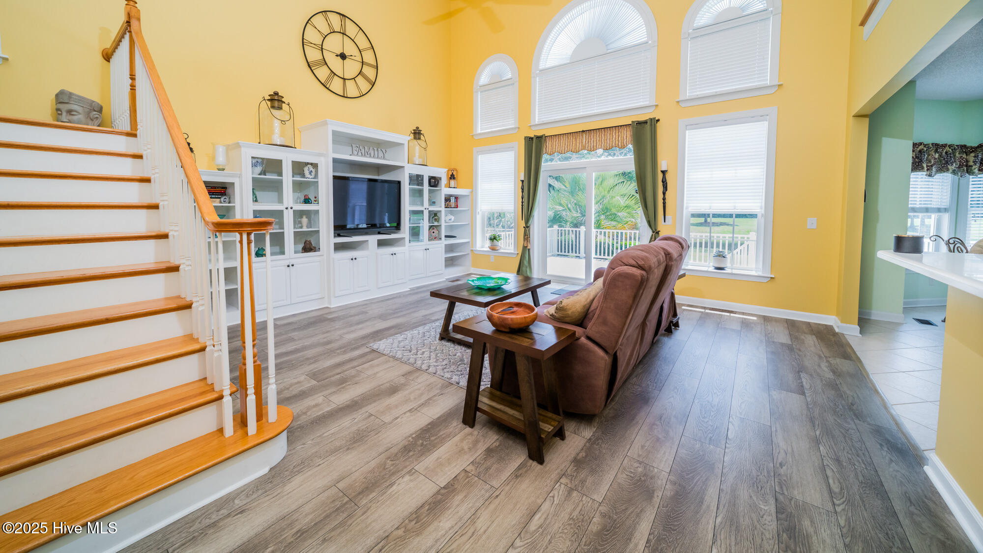 100516325 | Photo 26