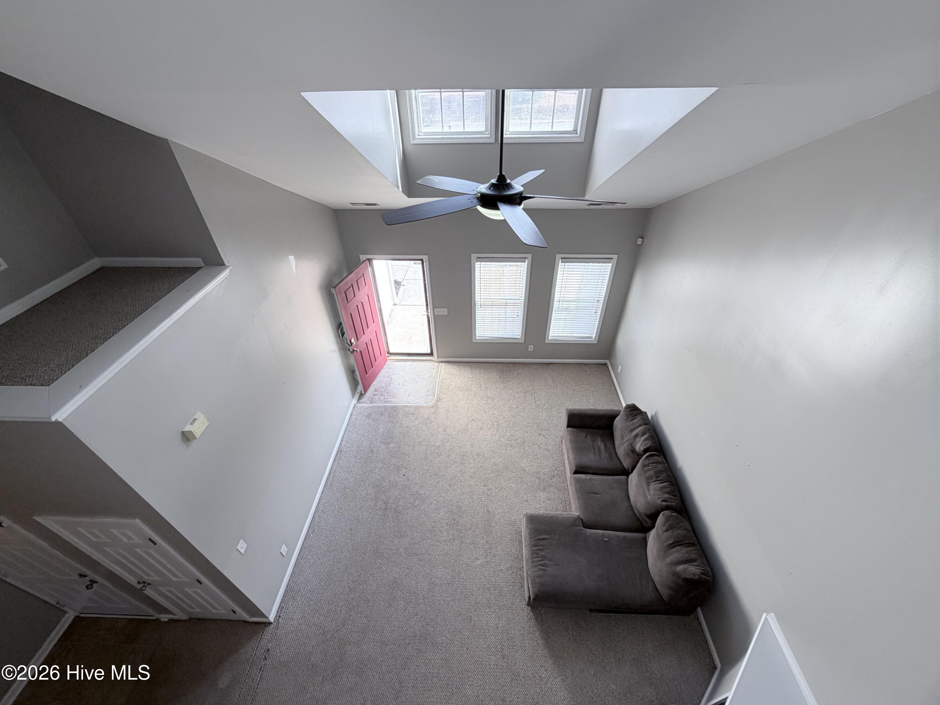 100547389 | Photo 29