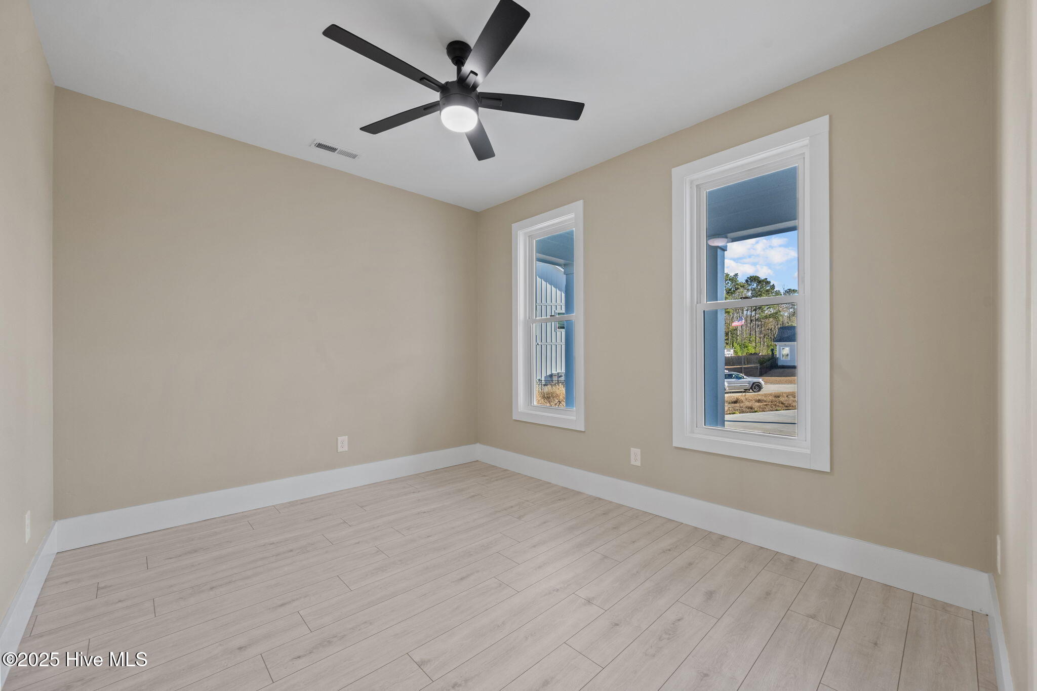 100547090 | Photo 11