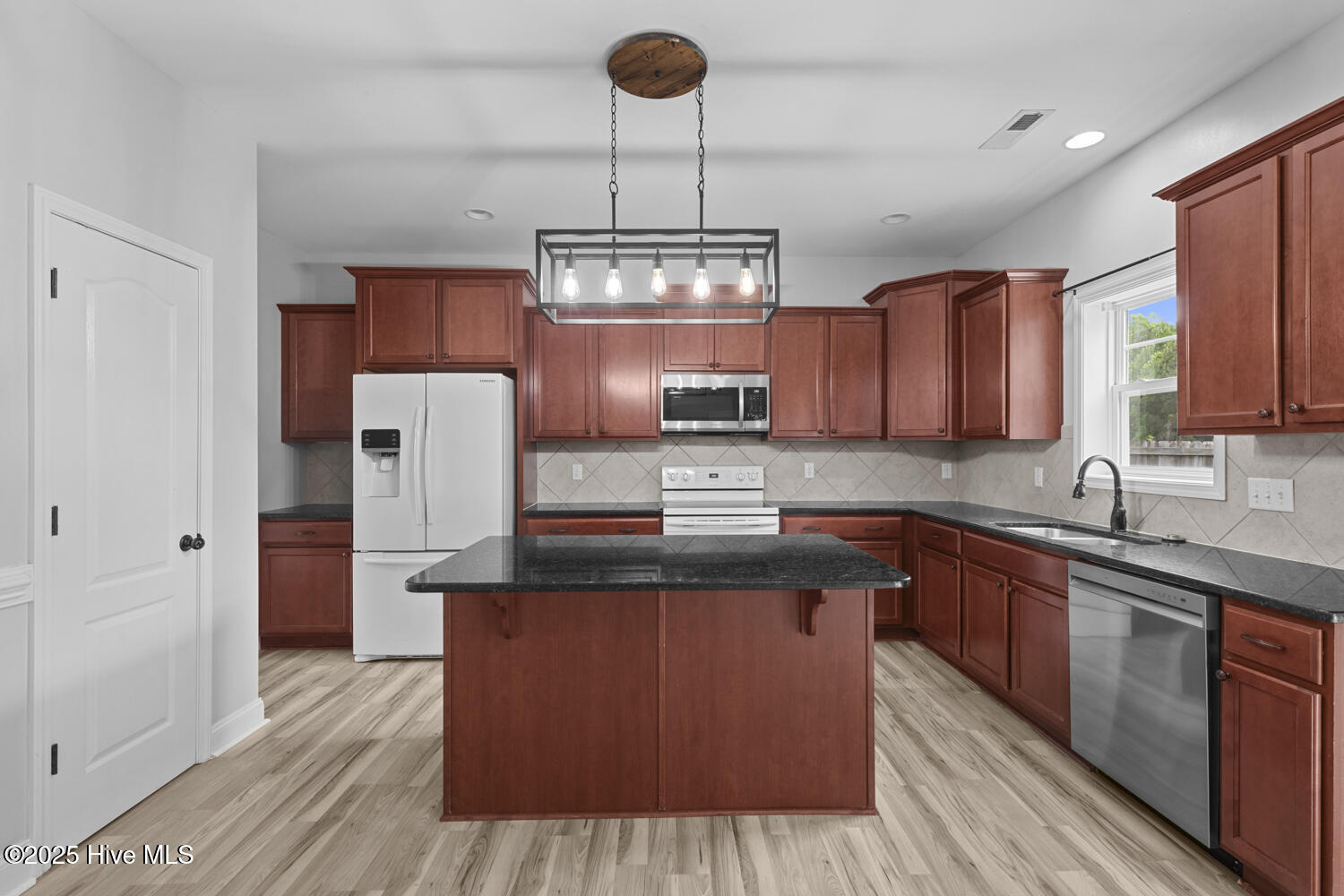 100507776 | Photo 12