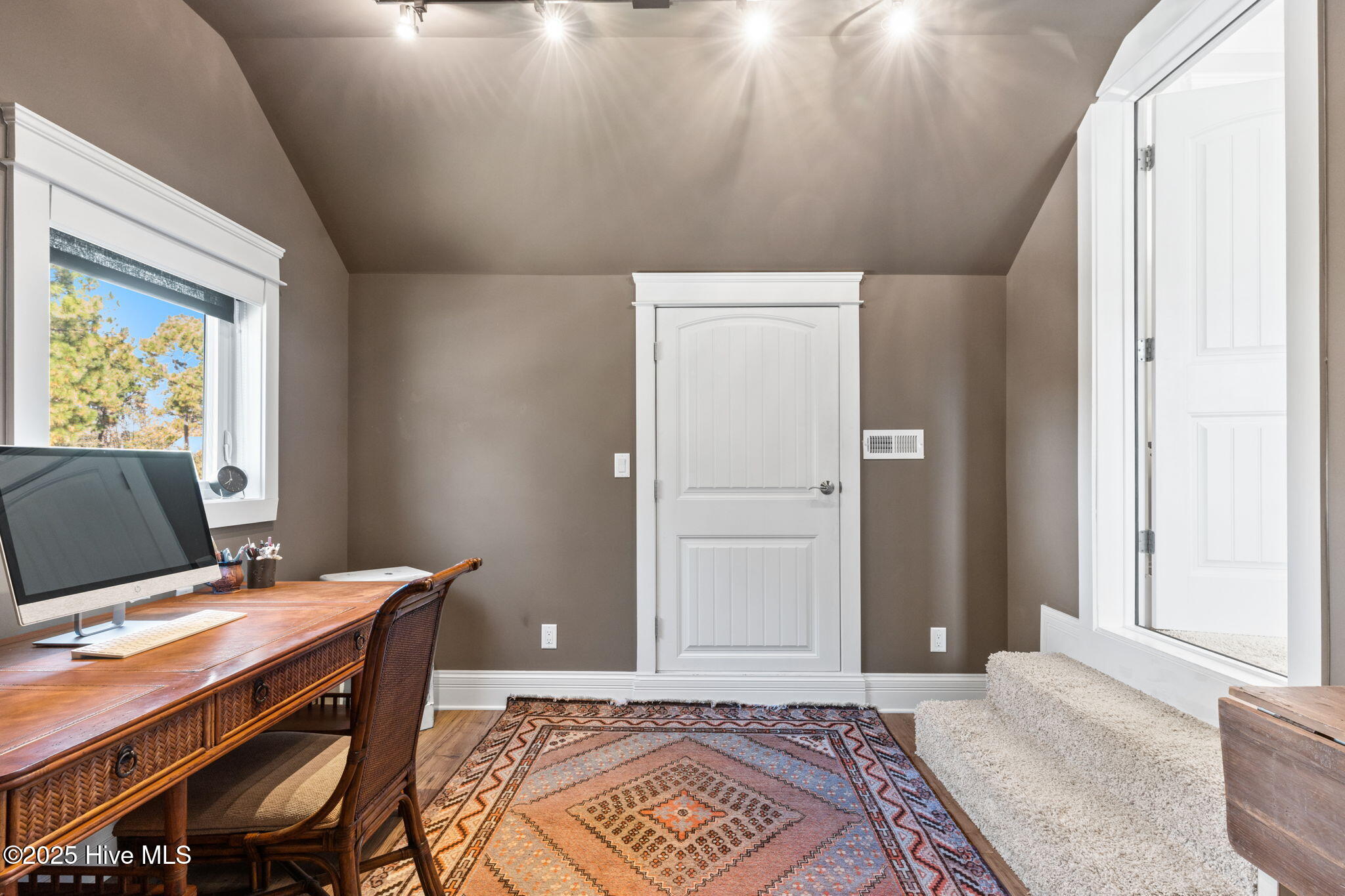 100540302 | Photo 53