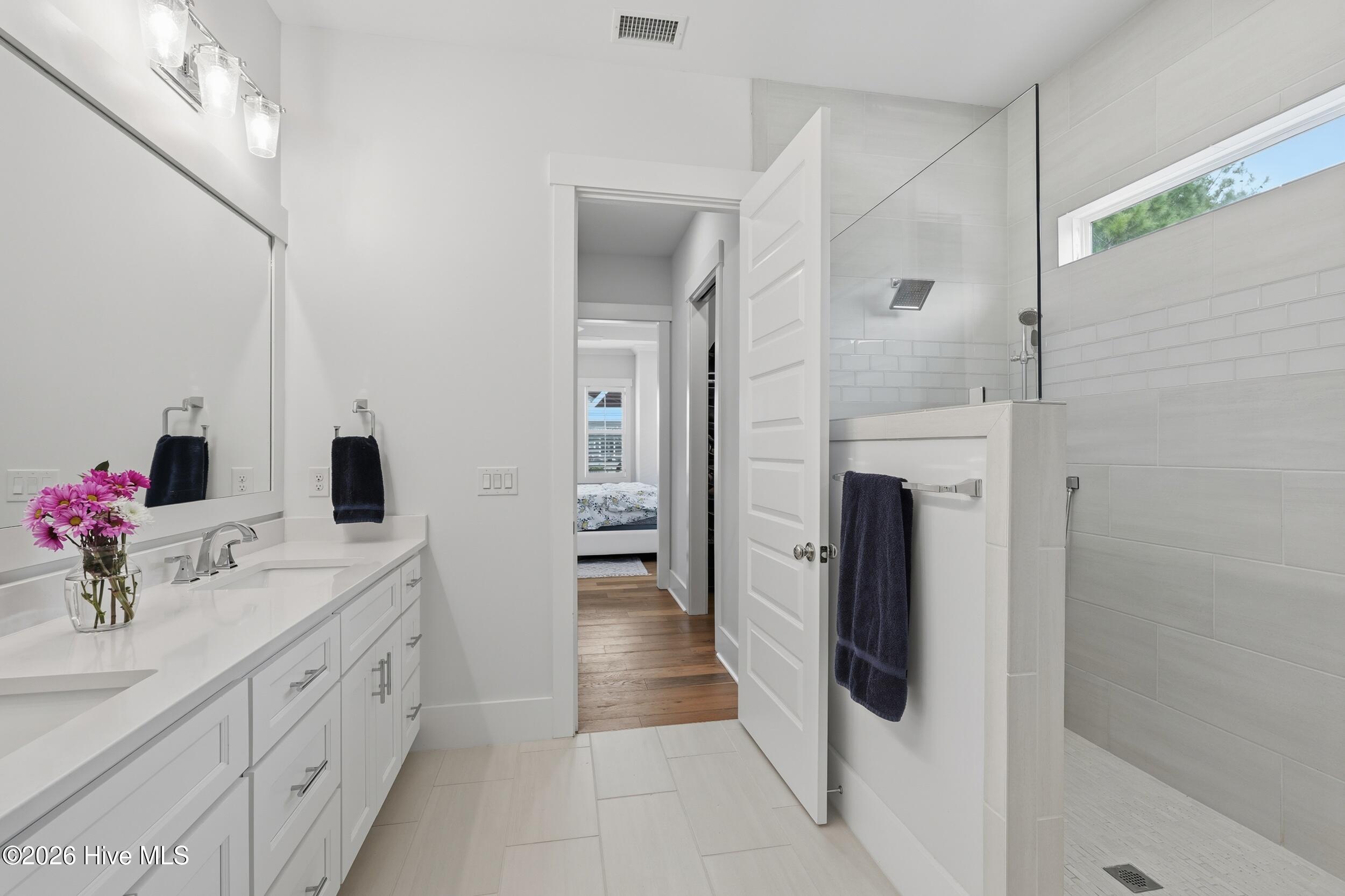 100563980 | Photo 50