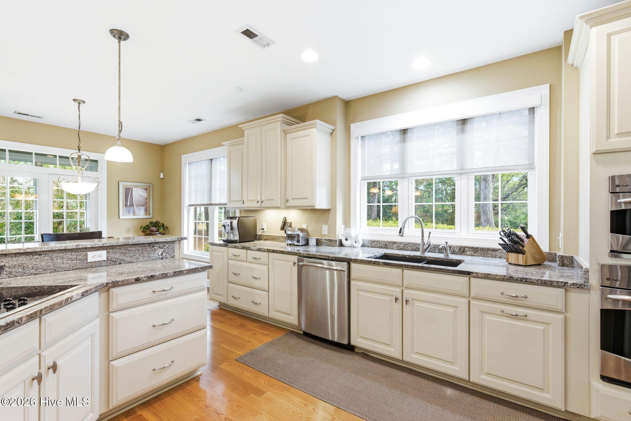 100564231 | Photo 21