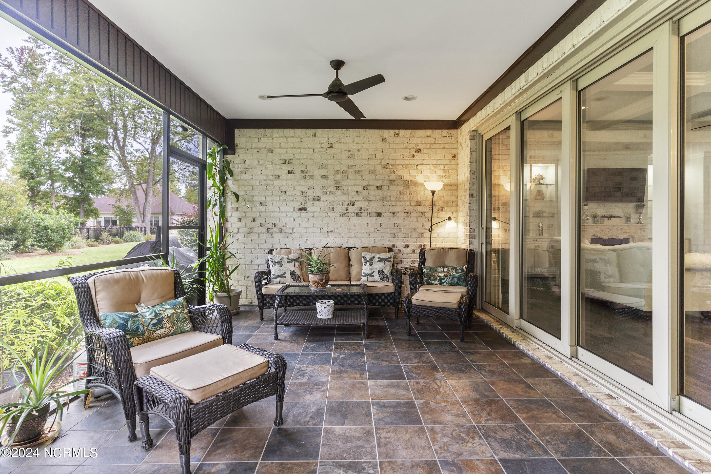 100554009 | Photo 31