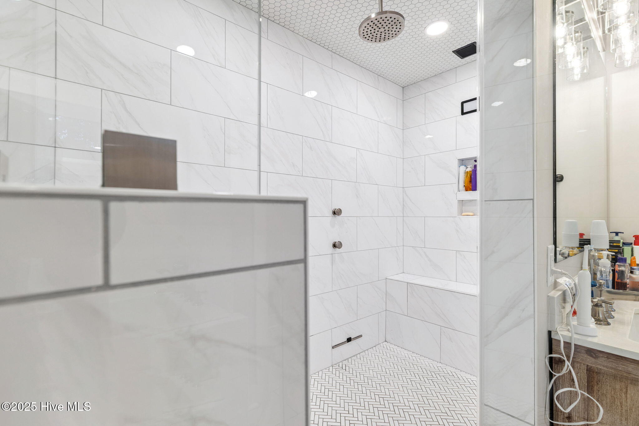 100520398 | Photo 30