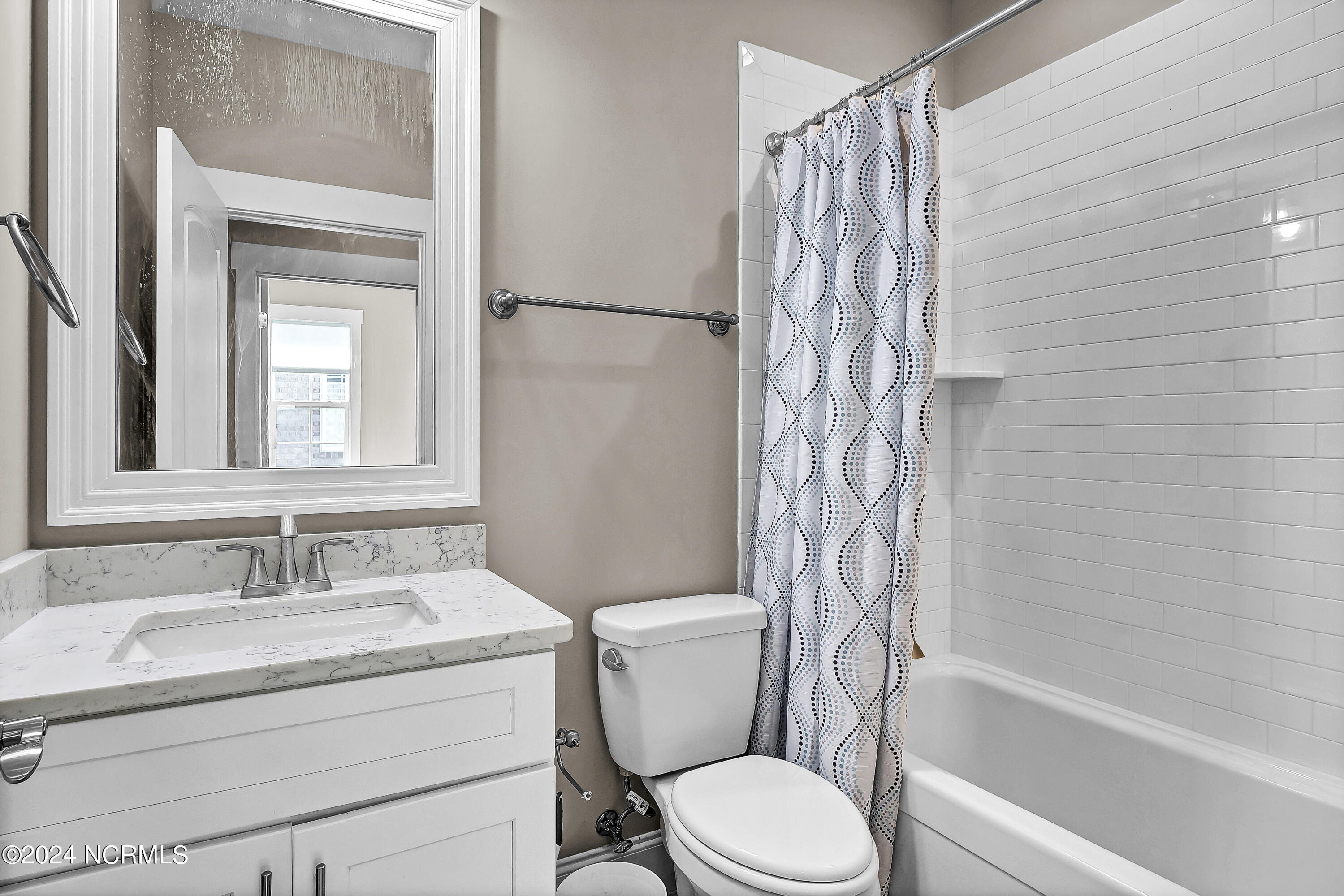 100565590 | Photo 24