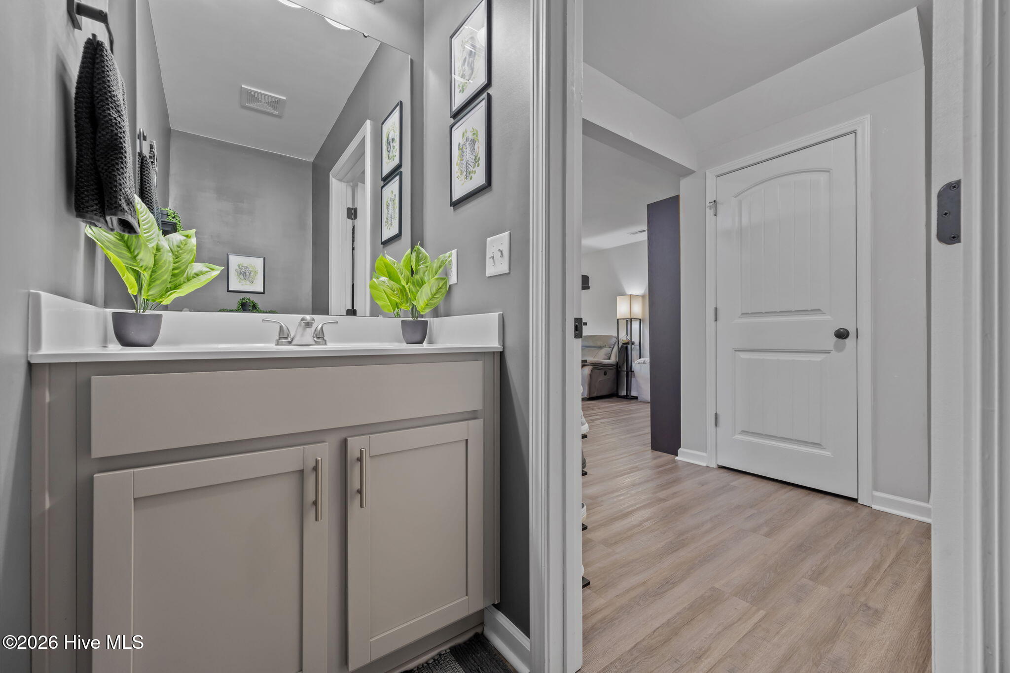 100567197 | Photo 21