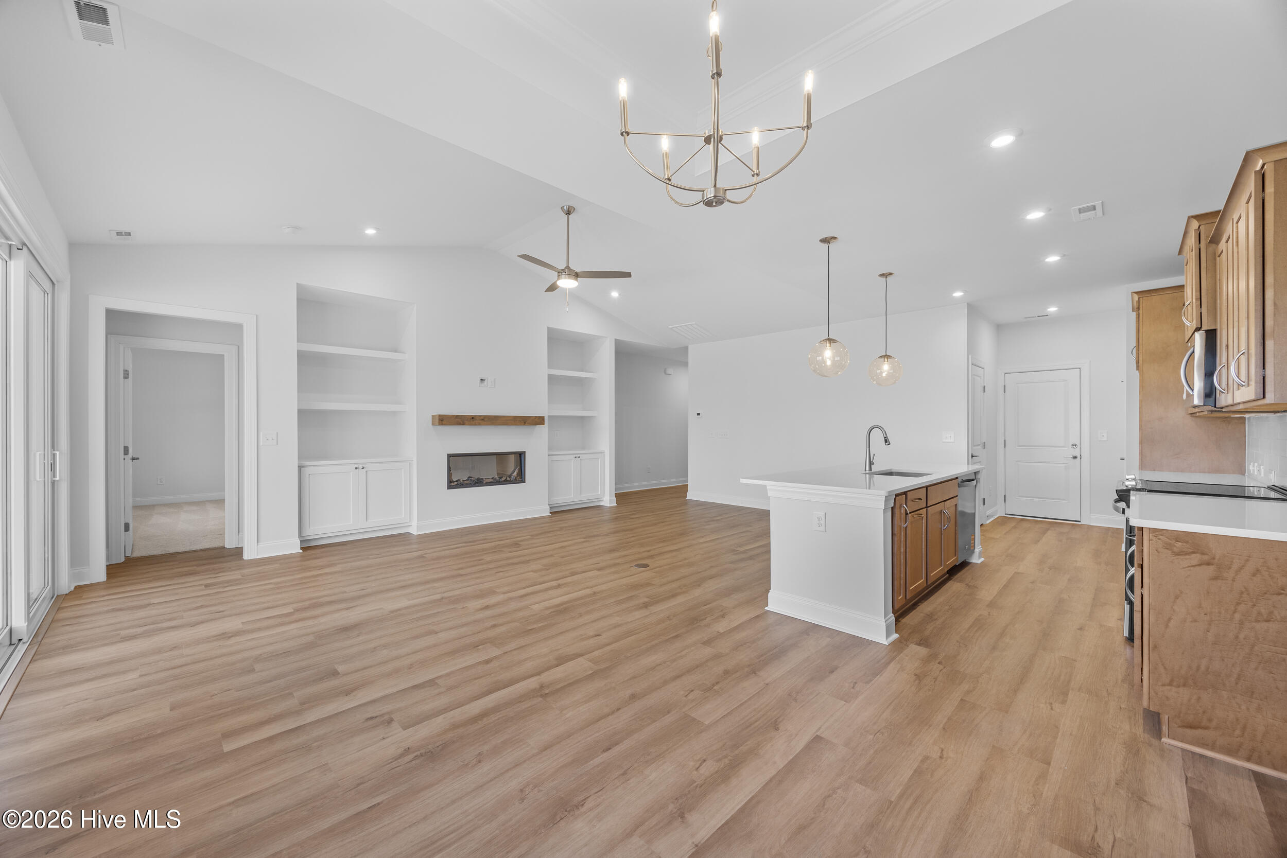 100527053 | Photo 26