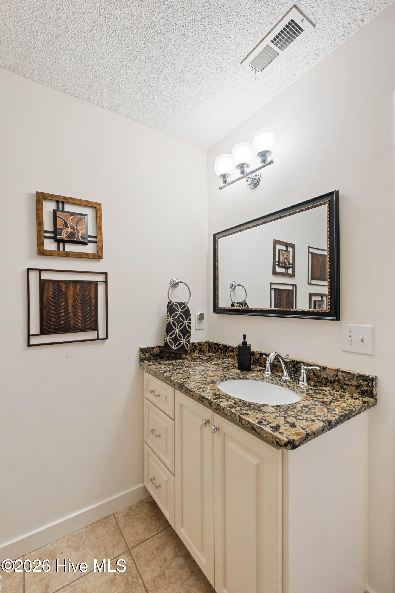 100560889 | Photo 32