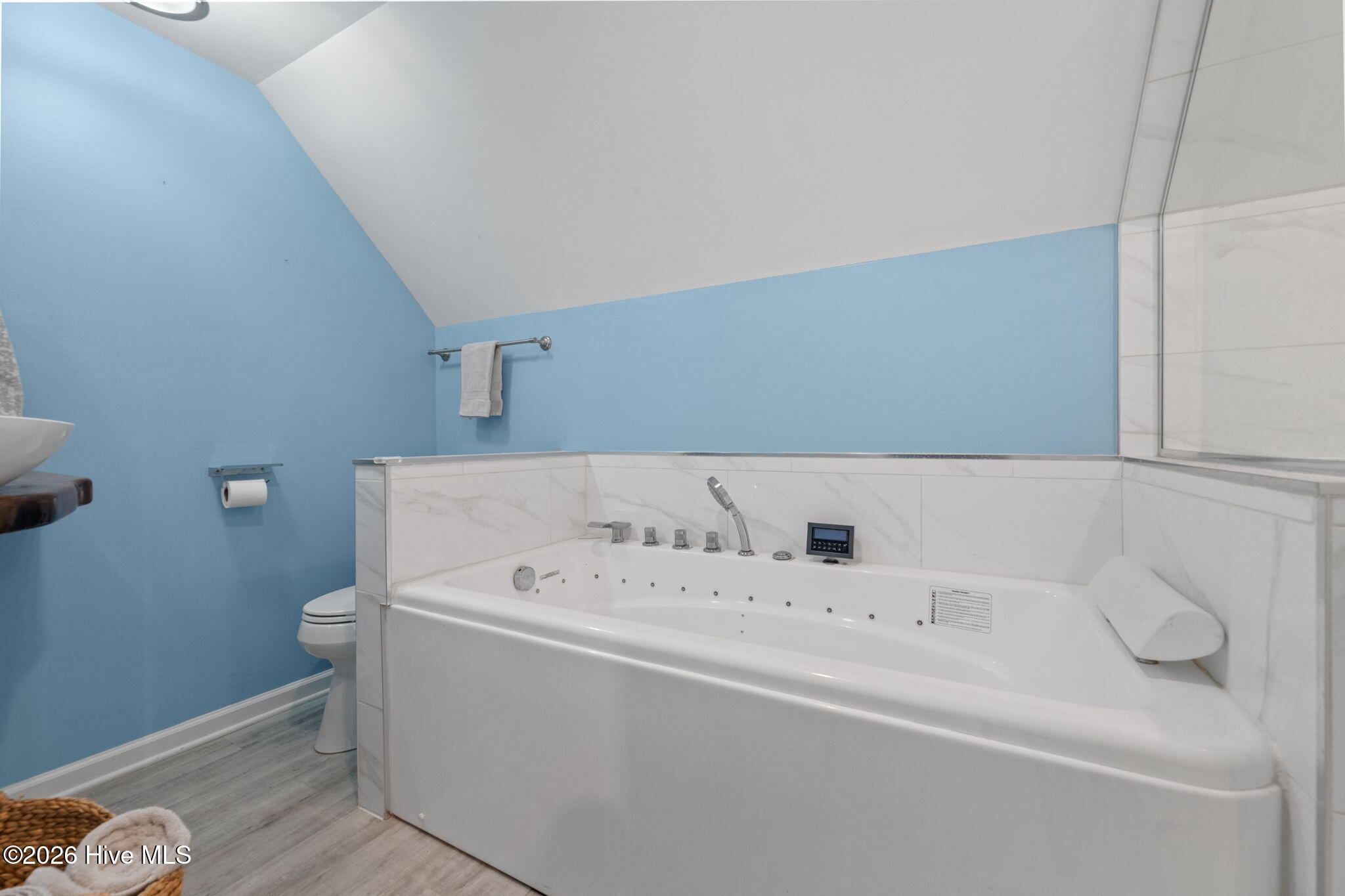 100561787 | Photo 45