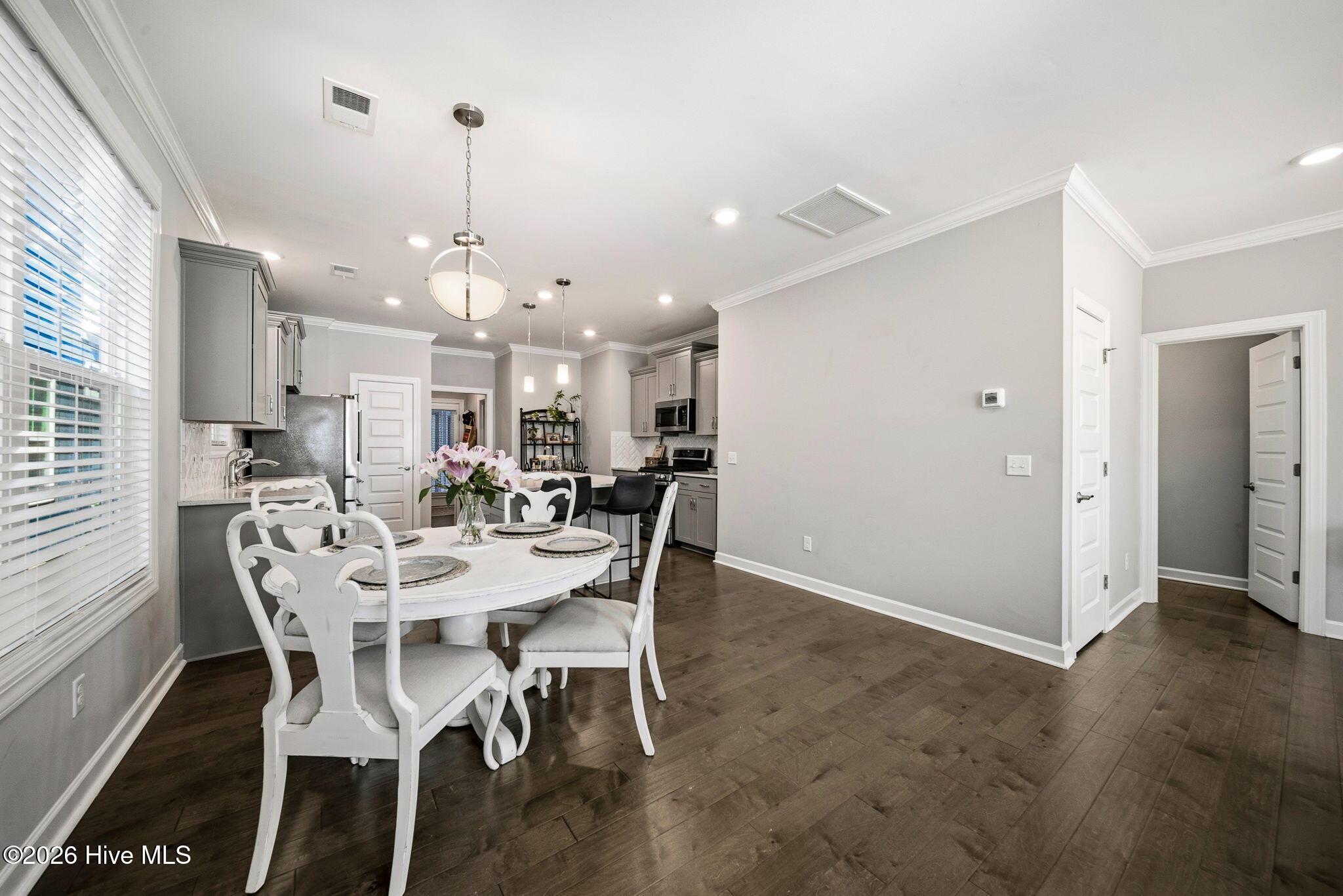 100563185 | Photo 11