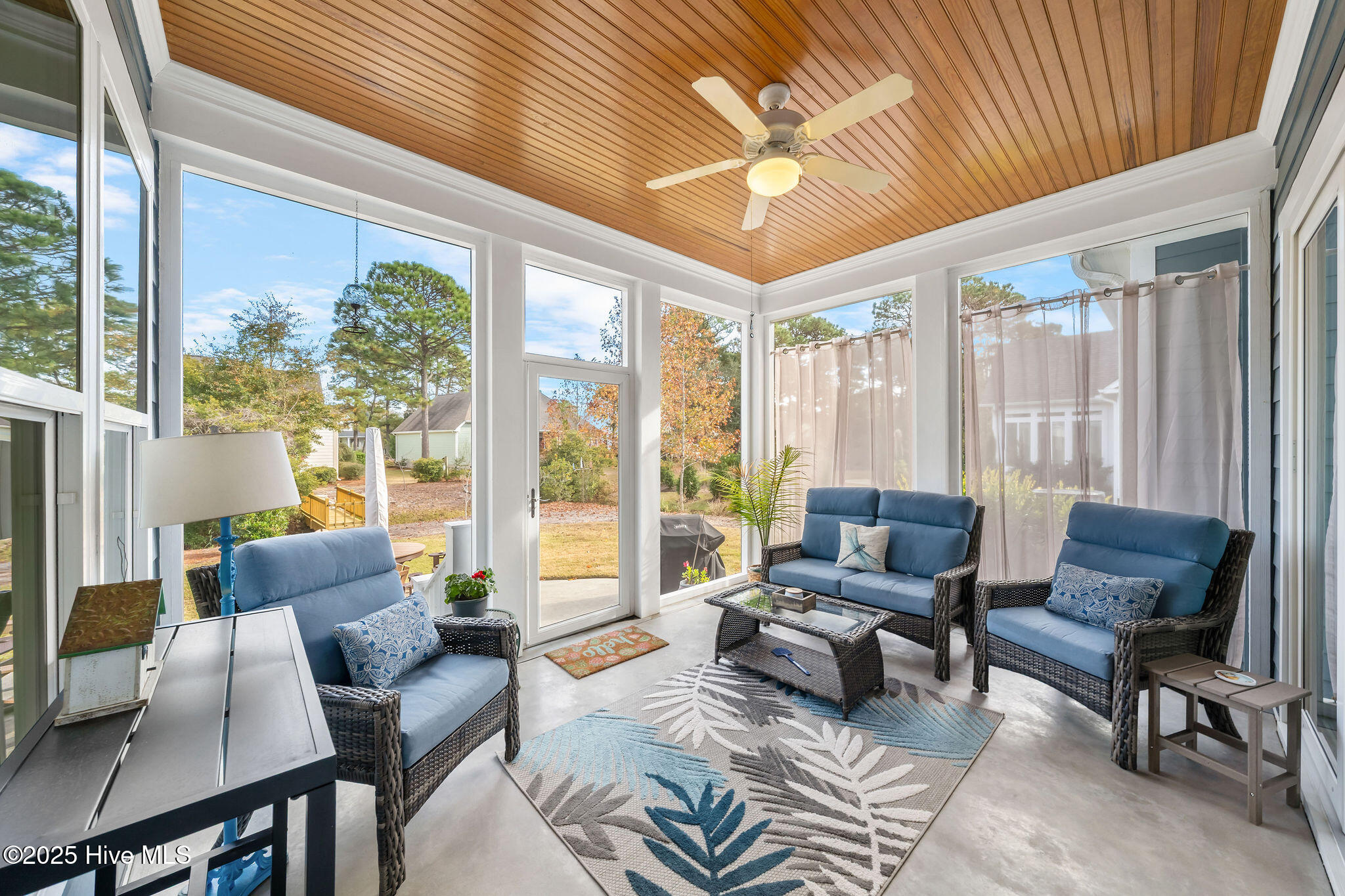 100547270 | Photo 24