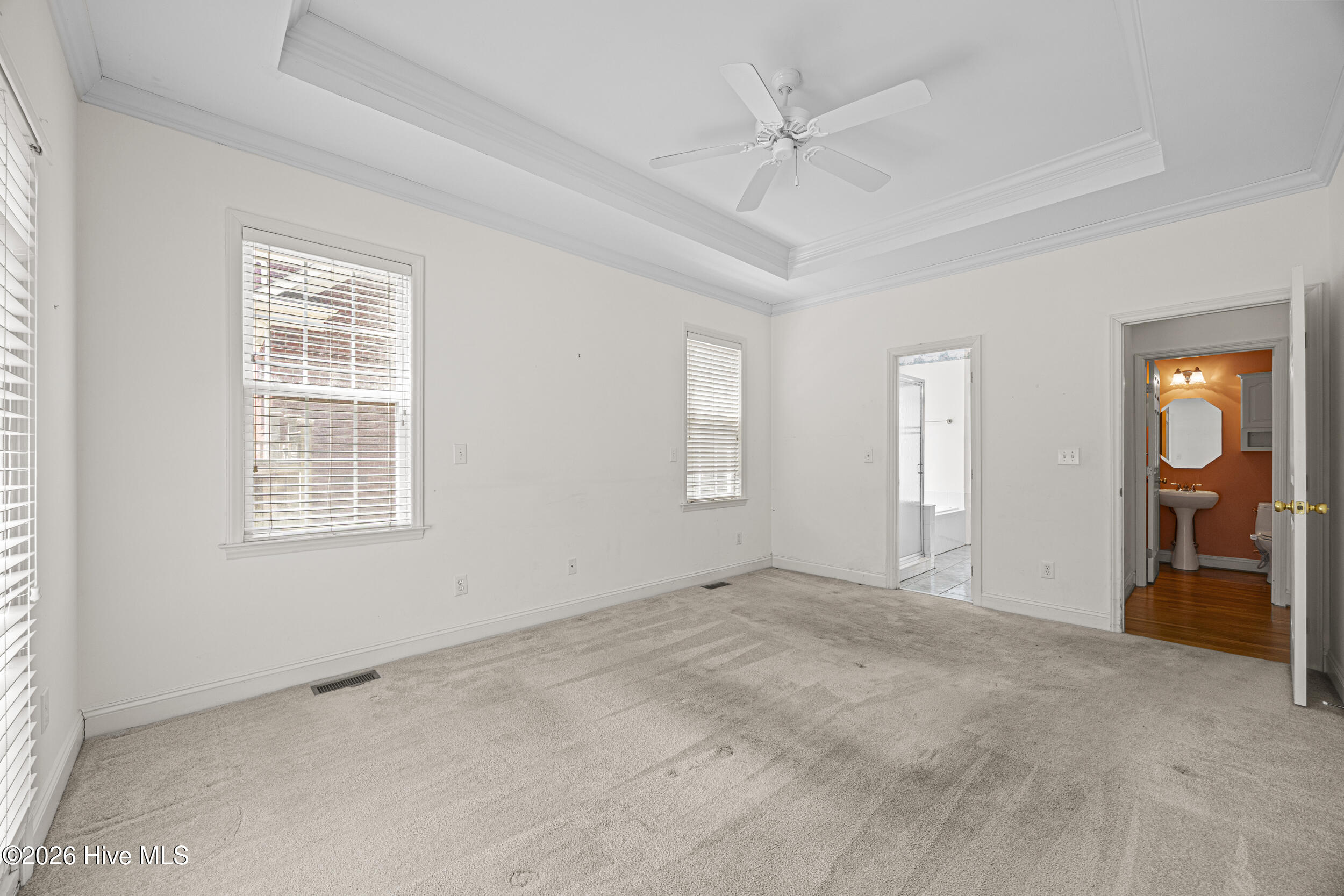 100569840 | Photo 11