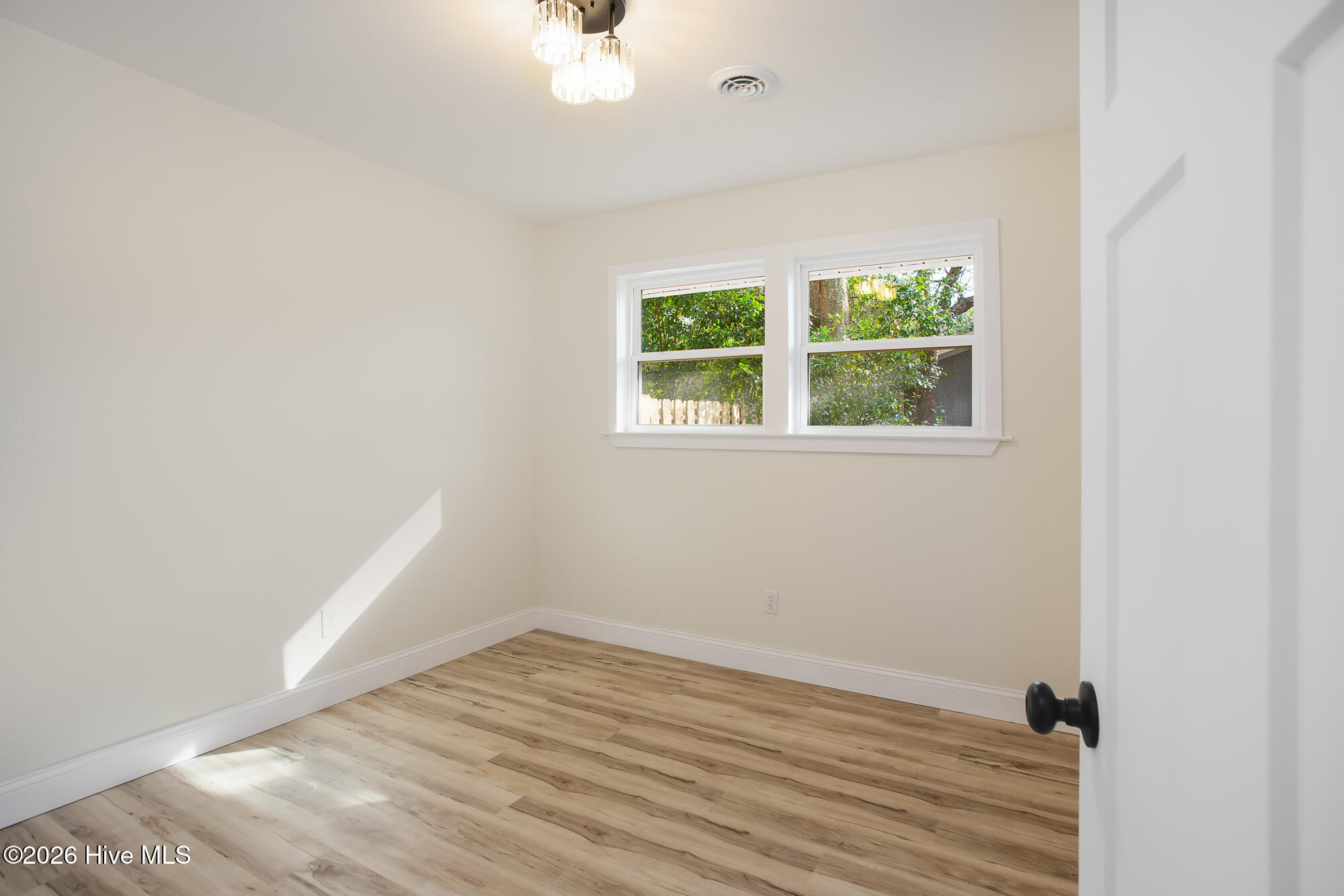 100548635 | Photo 16