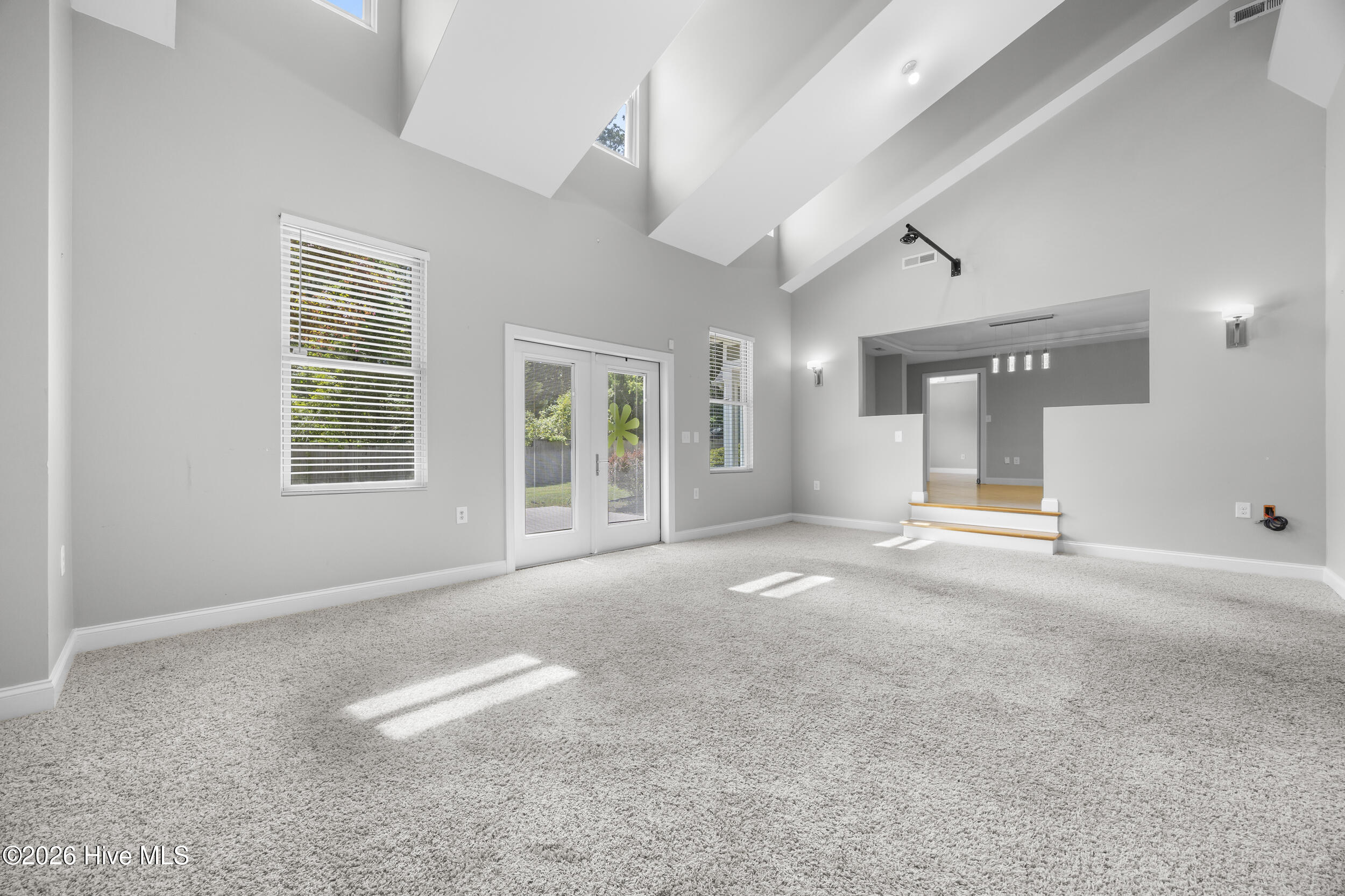 100569624 | Photo 11