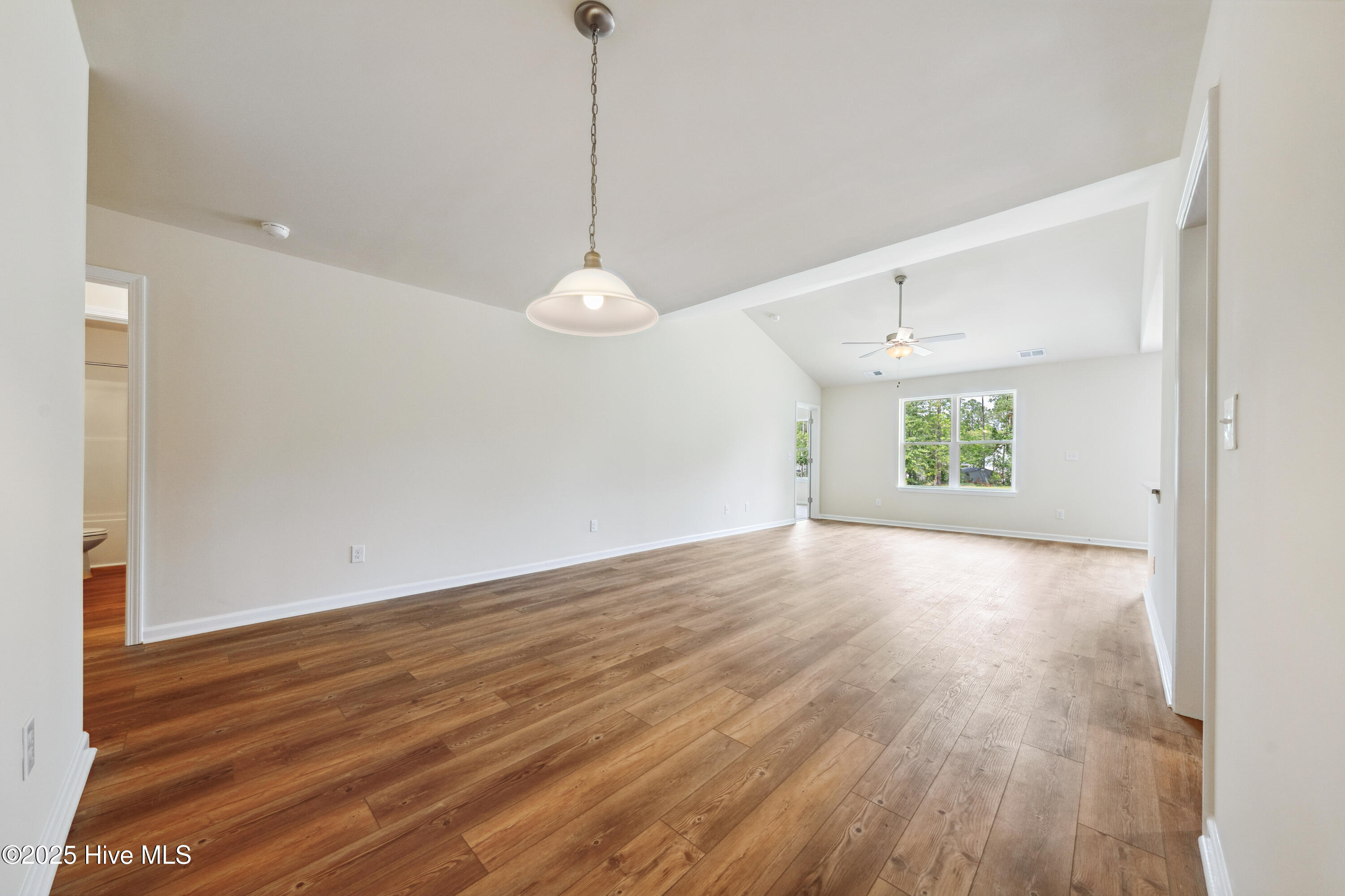 100485279 | Photo 11