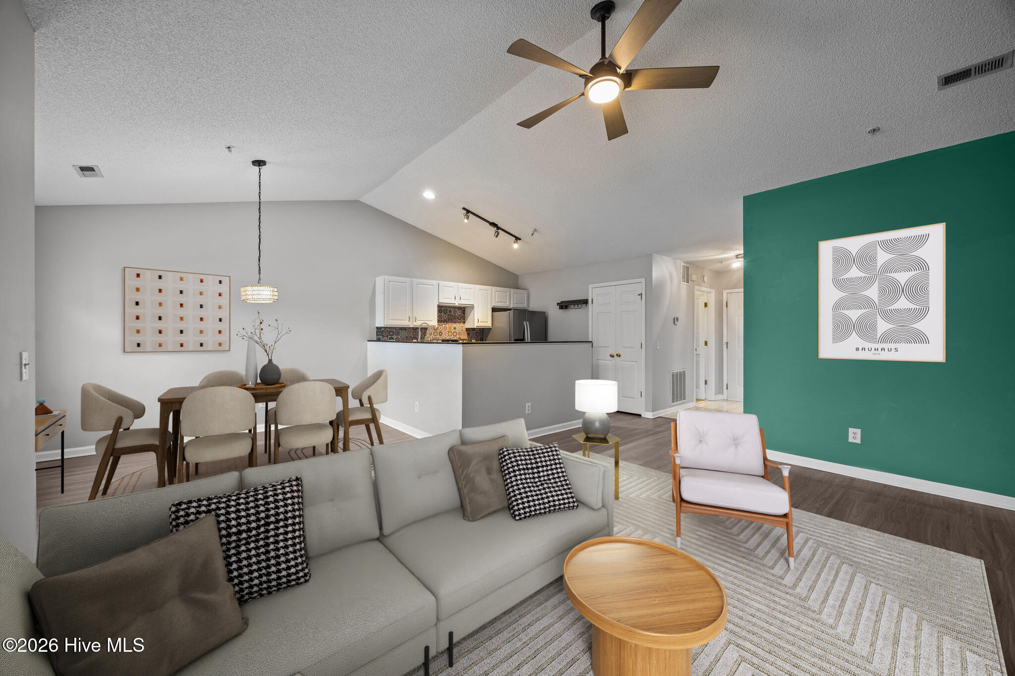 100550940 | Photo 15