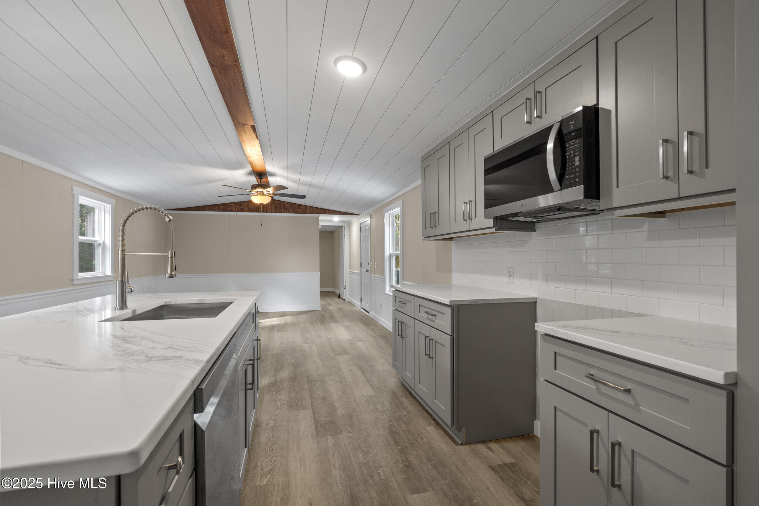 100544386 | Photo 17