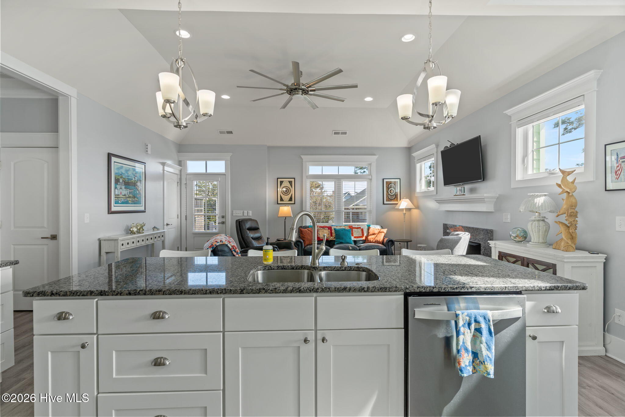 100562784 | Photo 45