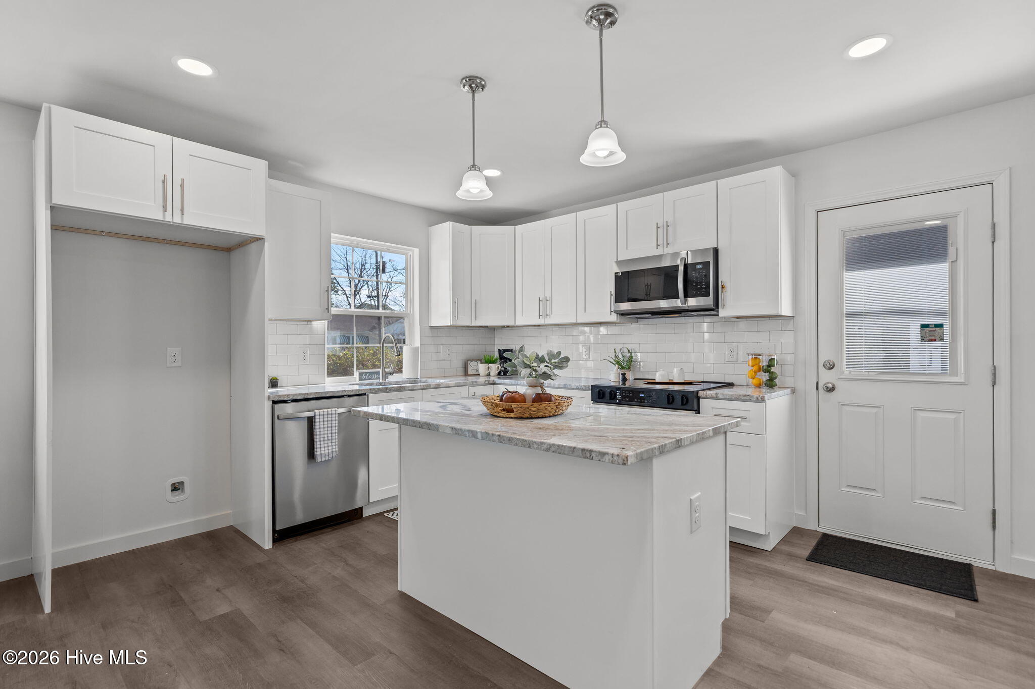 100550477 | Photo 28