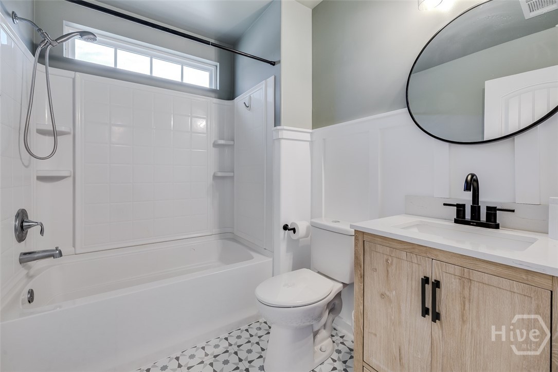 Upstairs guest bath