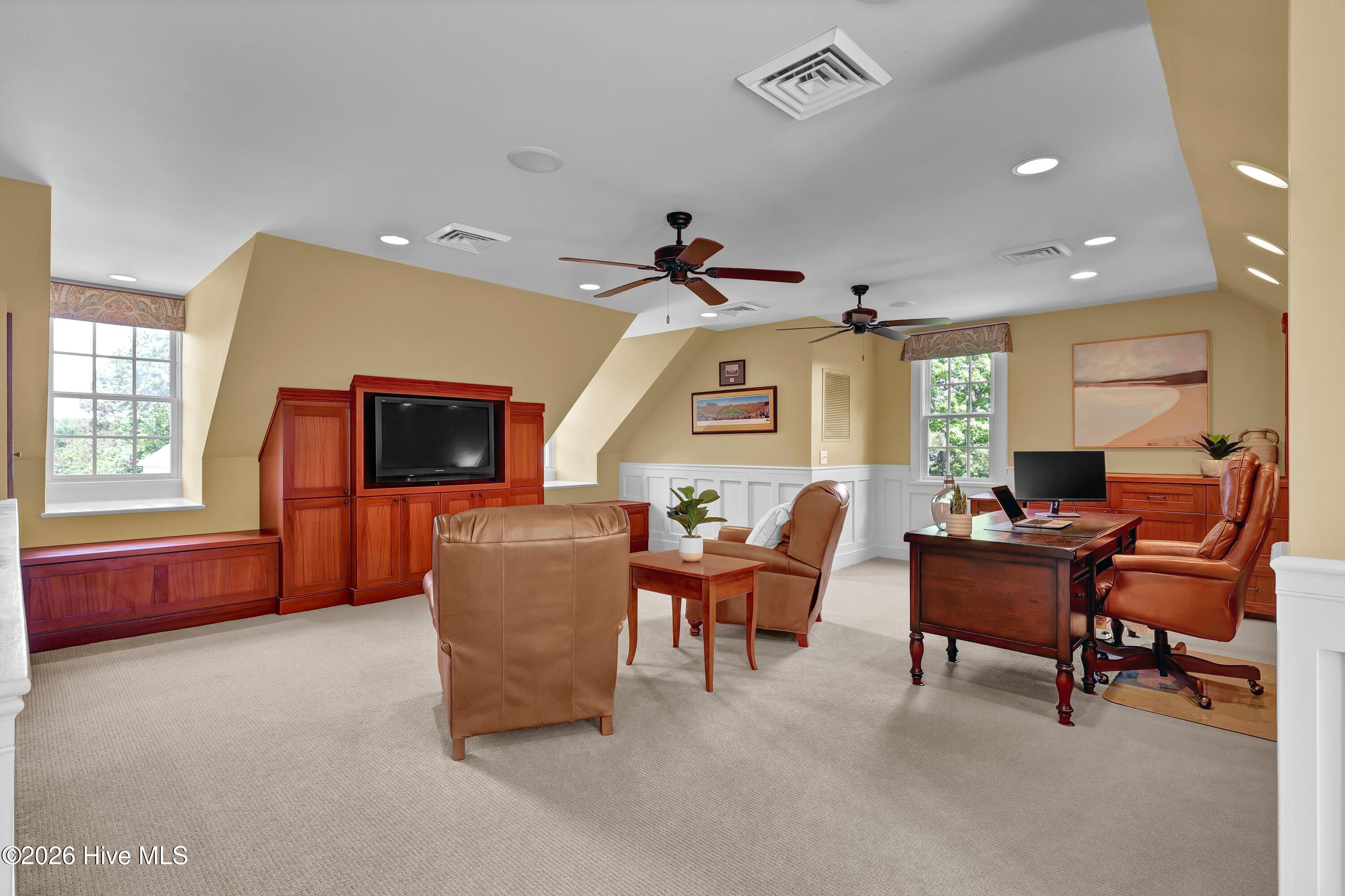 100569370 | Photo 45