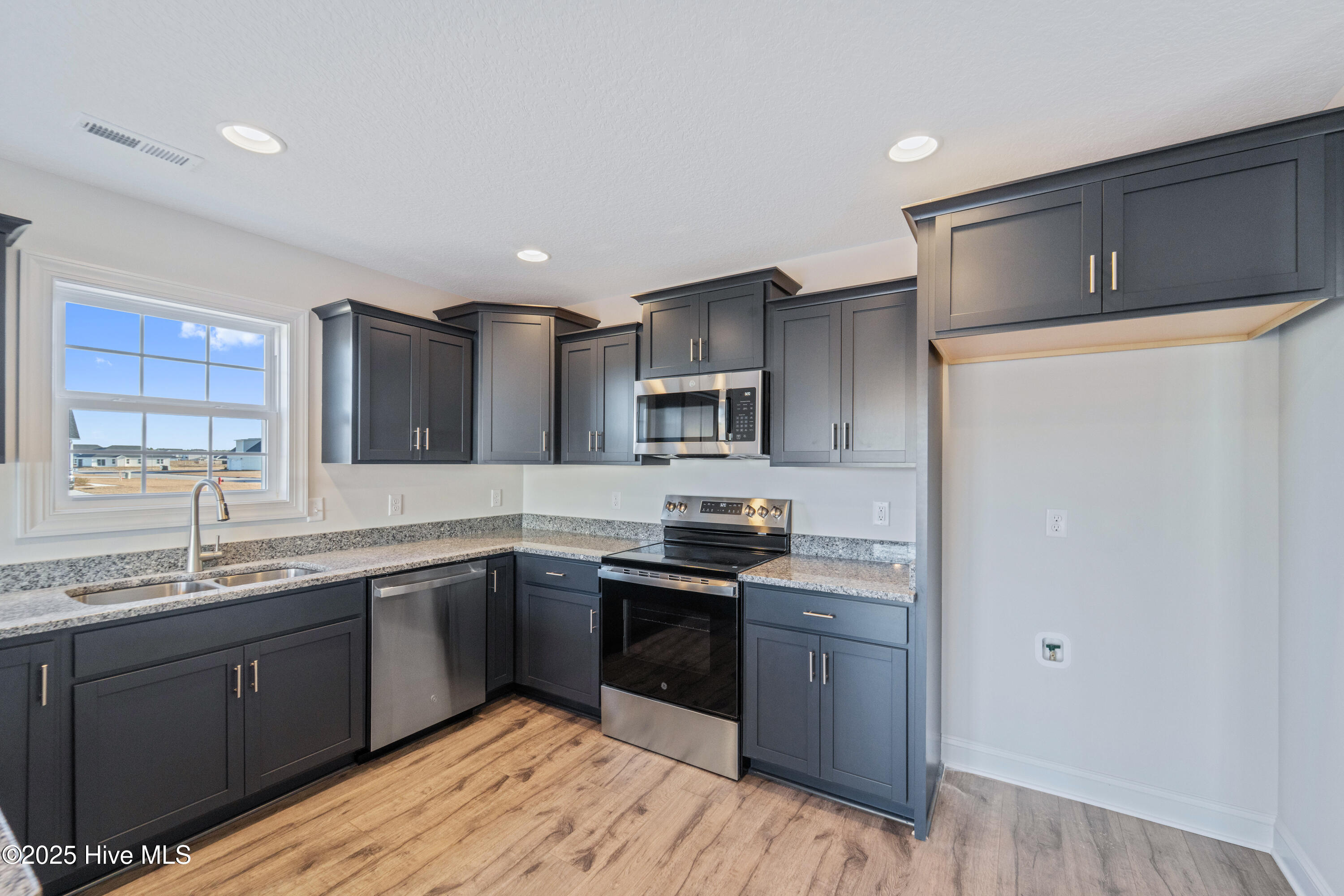 100519651 | Photo 11