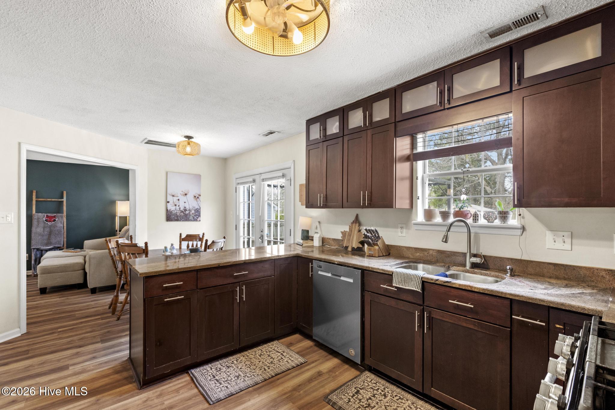 100560413 | Photo 10