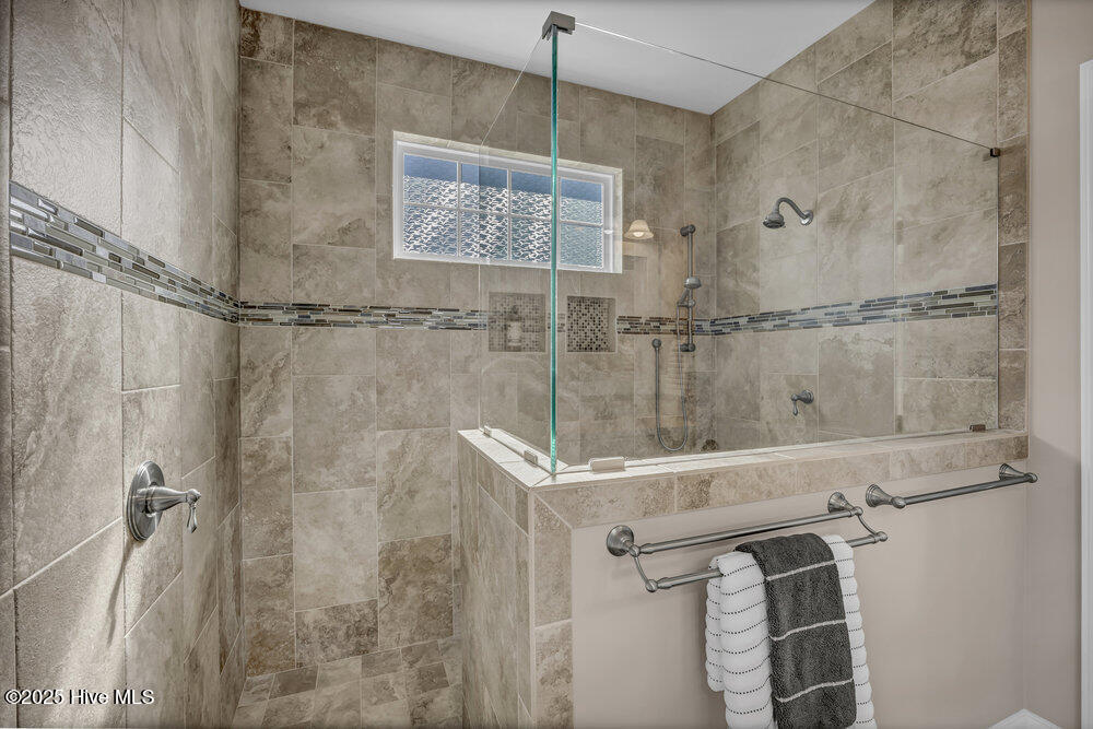 100539818 | Photo 19