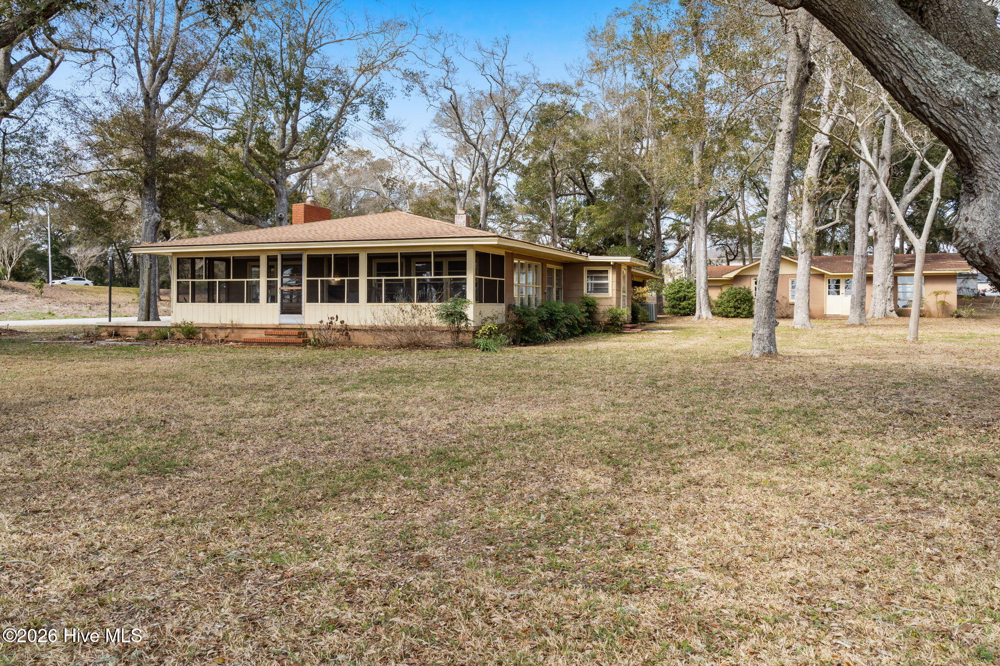 100561810 | Photo 25