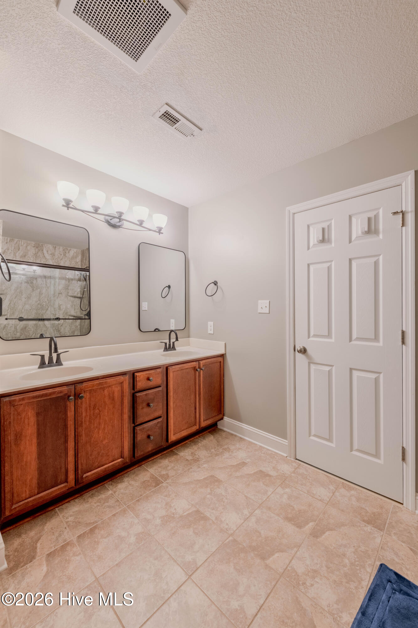 100563083 | Photo 28