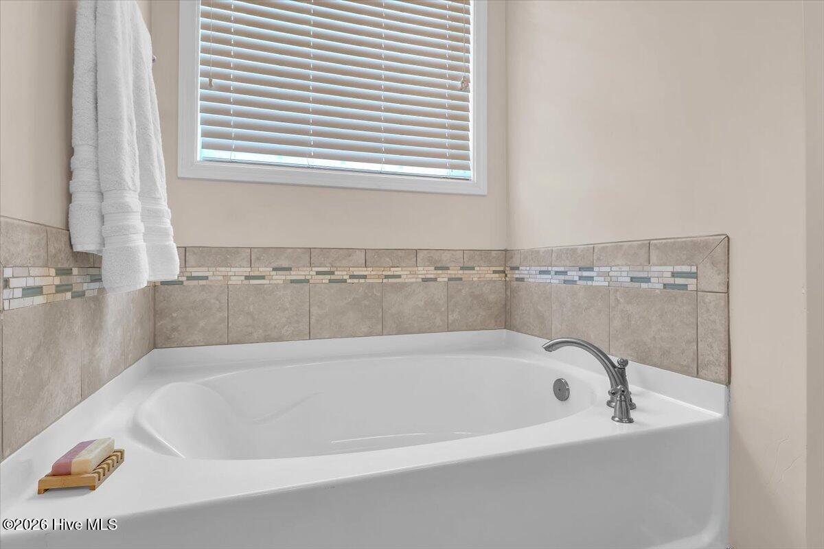 100569279 | Photo 32