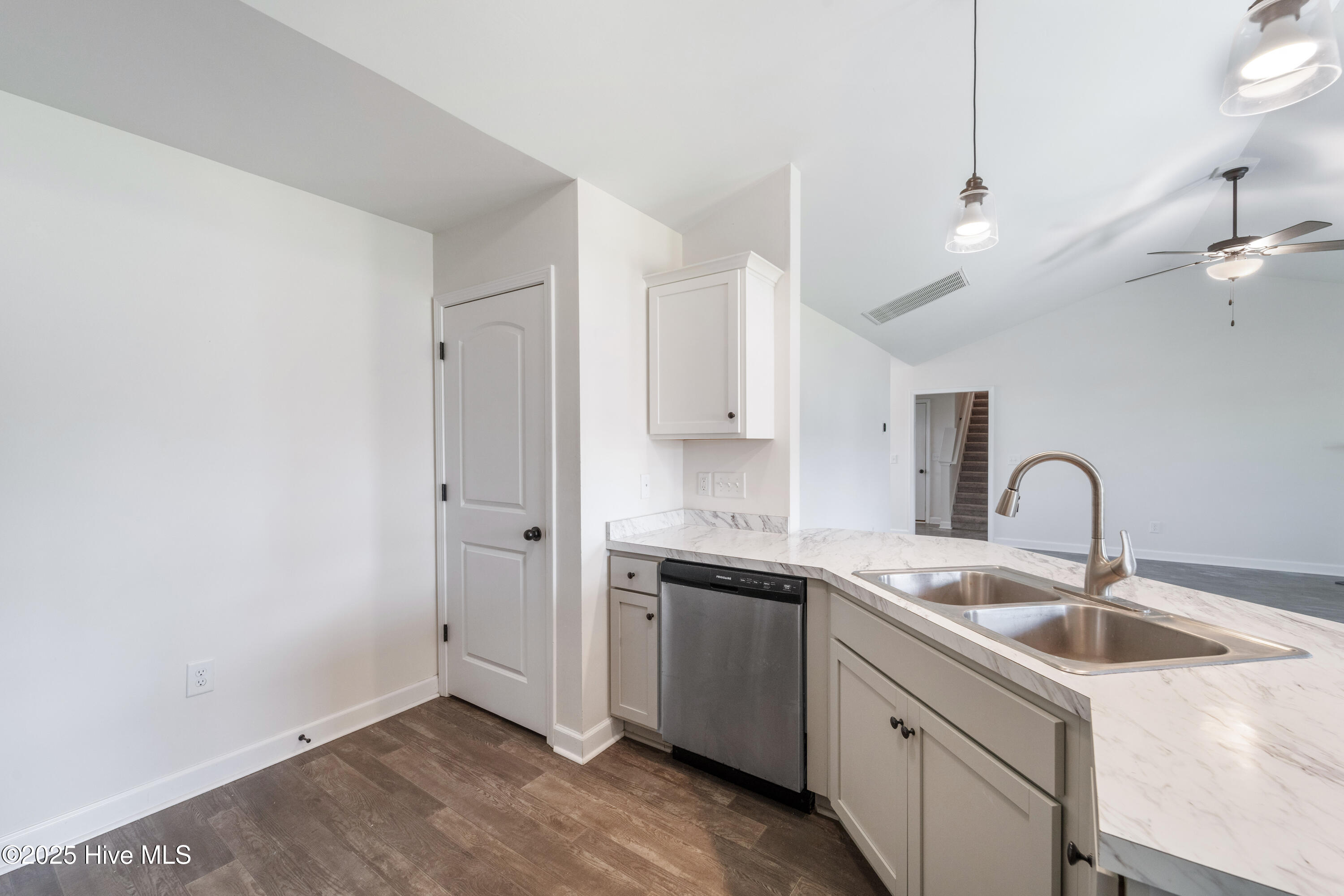 100534550 | Photo 18