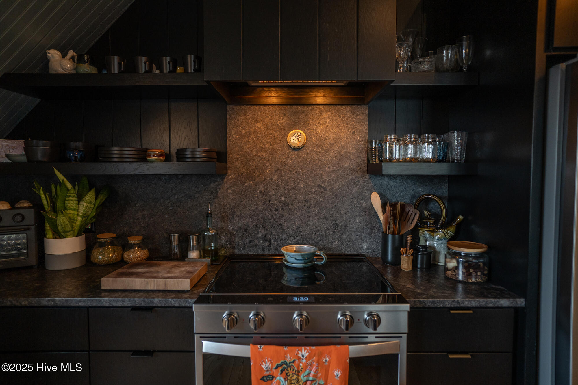 100548209 | Photo 18