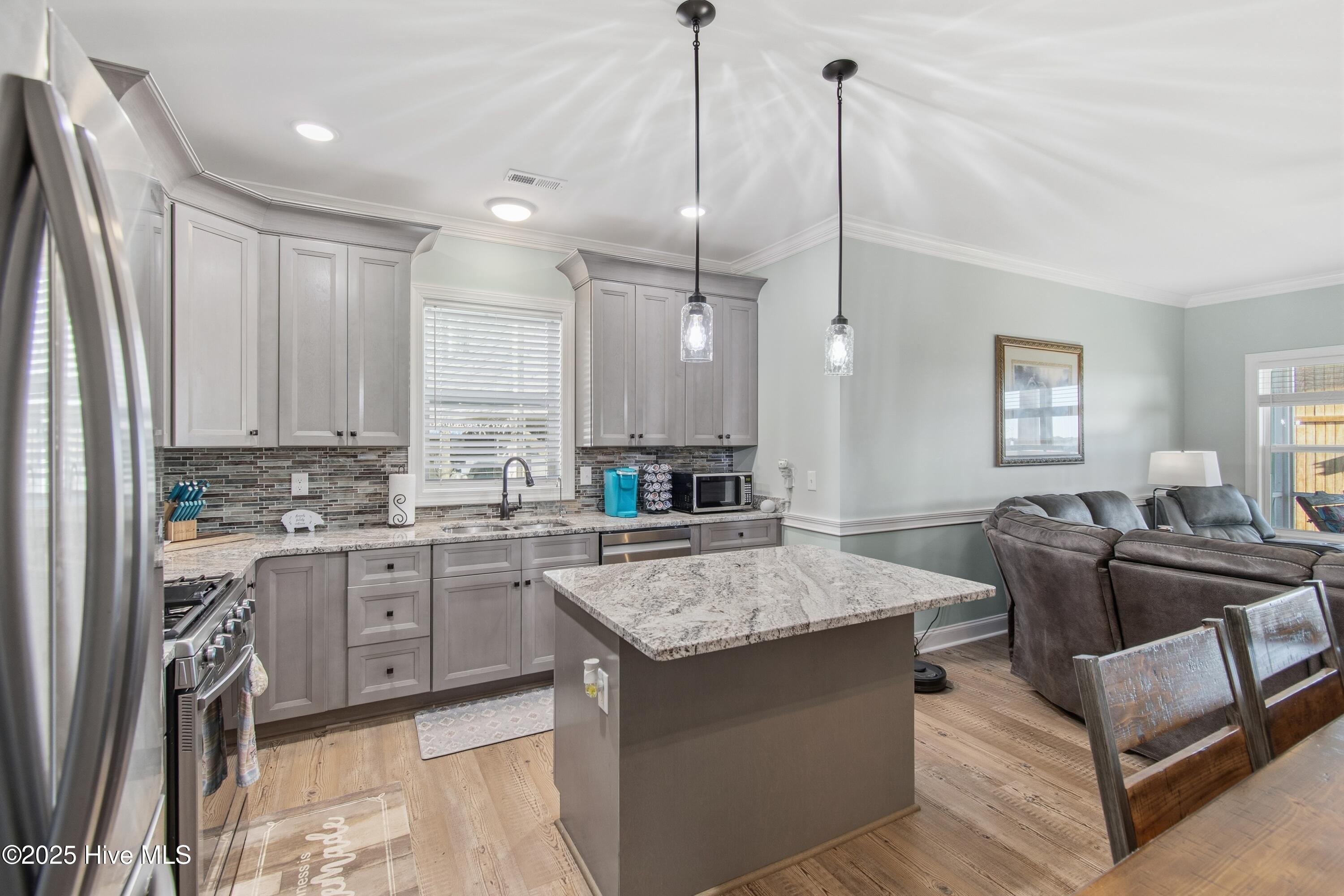 100545993 | Photo 11